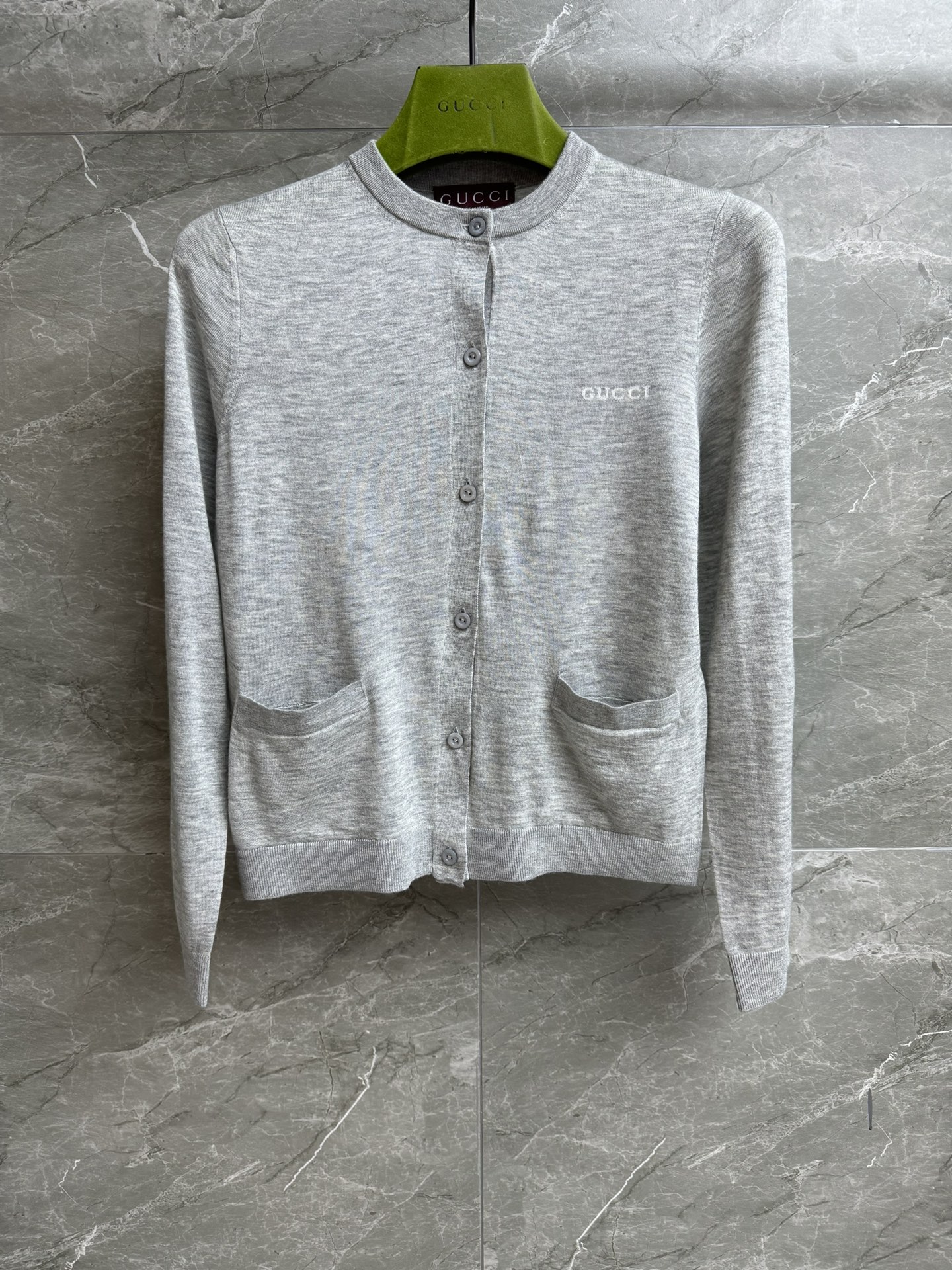 NO:447398,New summer models are available. G-home gray knitted cardigan 2025 spring and summer series. Round neck single-breasted design. Inlayed pattern on the chest. Simple and high-end. Cashmere and mulberry silk blended fabric. Light, comfortable and breathable. Normal style. Slim and versatile. Full trademark. Size SMLxL,,gucci,alexander wang.19860909夏季新款上新啦 G家灰色针织开衫 2025春夏系列 圆领单排扣设计 胸前字母嵌花图案点缀 简约又高级 山羊绒桑蚕丝混纺面料 轻薄舒适透气 正常版型 上身显瘦又百搭 商标齐全 尺码SMLxL,,gucci,alexander wang,Women's clothing