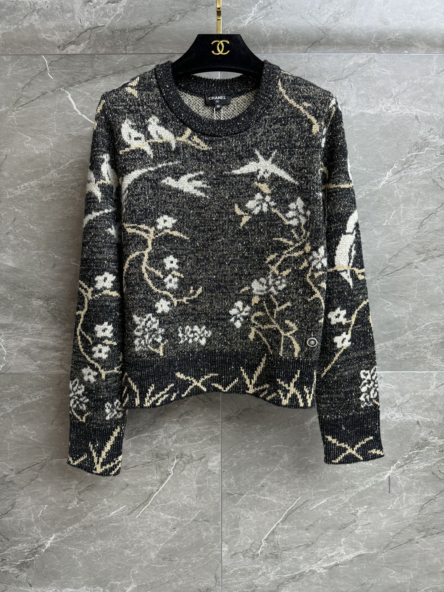 NO:447411,New models in early autumn are available. Xiangjia gold thread jacquard sweater 2025 handicraft workshop series. Round necklace design. Gold thread flower and bird Chinese style jacquard pattern. Retro and high-end. Wool knitted fabric. Thick and comfortable. Normal style. Slim and temperament on the upper body. Complete trademarks. Equipped with cloth bags. Size SML, chanel, sweaters, alexander wang.19860909早秋新款上新啦 香家金线提花毛衣 2025手工坊系列 圆领领口设计 金线花鸟国风提花图案 复古又高级 羊毛针织面料 厚实舒适 正常版型 上身显瘦又气质 商标齐全 配有布袋 尺码SML,,chanel,sweaters,alexander wang,Women's clothing