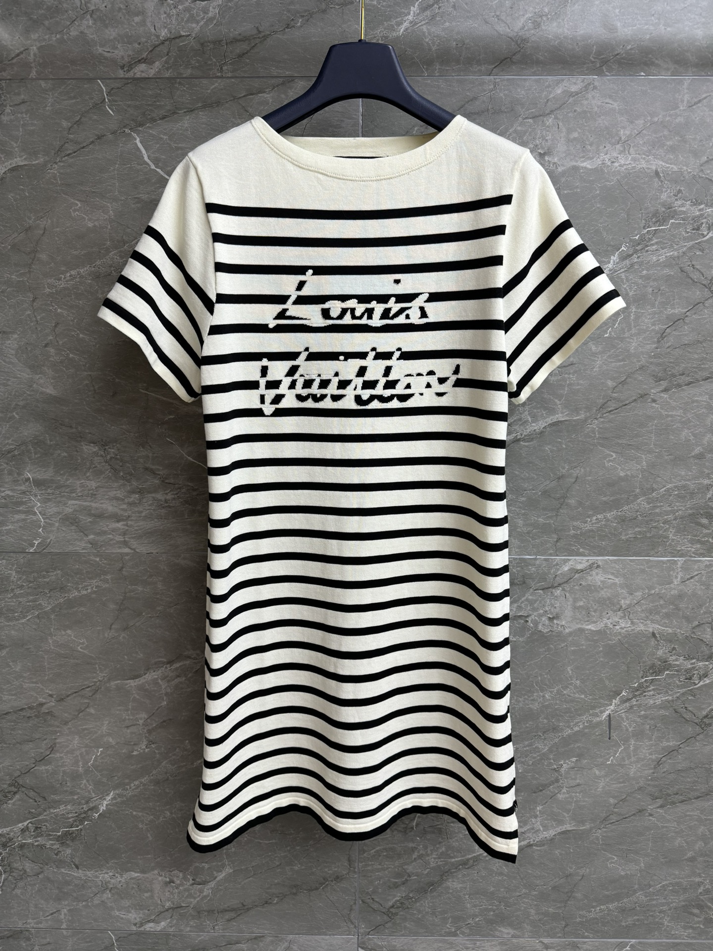 NO:447450,New summer style is available. L family striped knitted dress. 2025 Nautical Series. Boat neck collar design. Inverse striped logo letter jacquard pattern. Simple and high-end. Cotton blended knitted fabric. Comfortable and breathable. Straight-tube style. Slim and temperament. Full trademark. Size SML,,louis vuitton, skirts,alexander wang.19860909夏季新款上新啦 L家条纹针织连衣裙 2025航海系列 船领领口设计 反色条纹标识字母提花图案 简约又高级 棉质混纺针织面料 舒适透气 直筒版型 上身显瘦又气质 商标齐全 尺码SML,,louis vuitton,skirts,alexander wang,Women's clothing