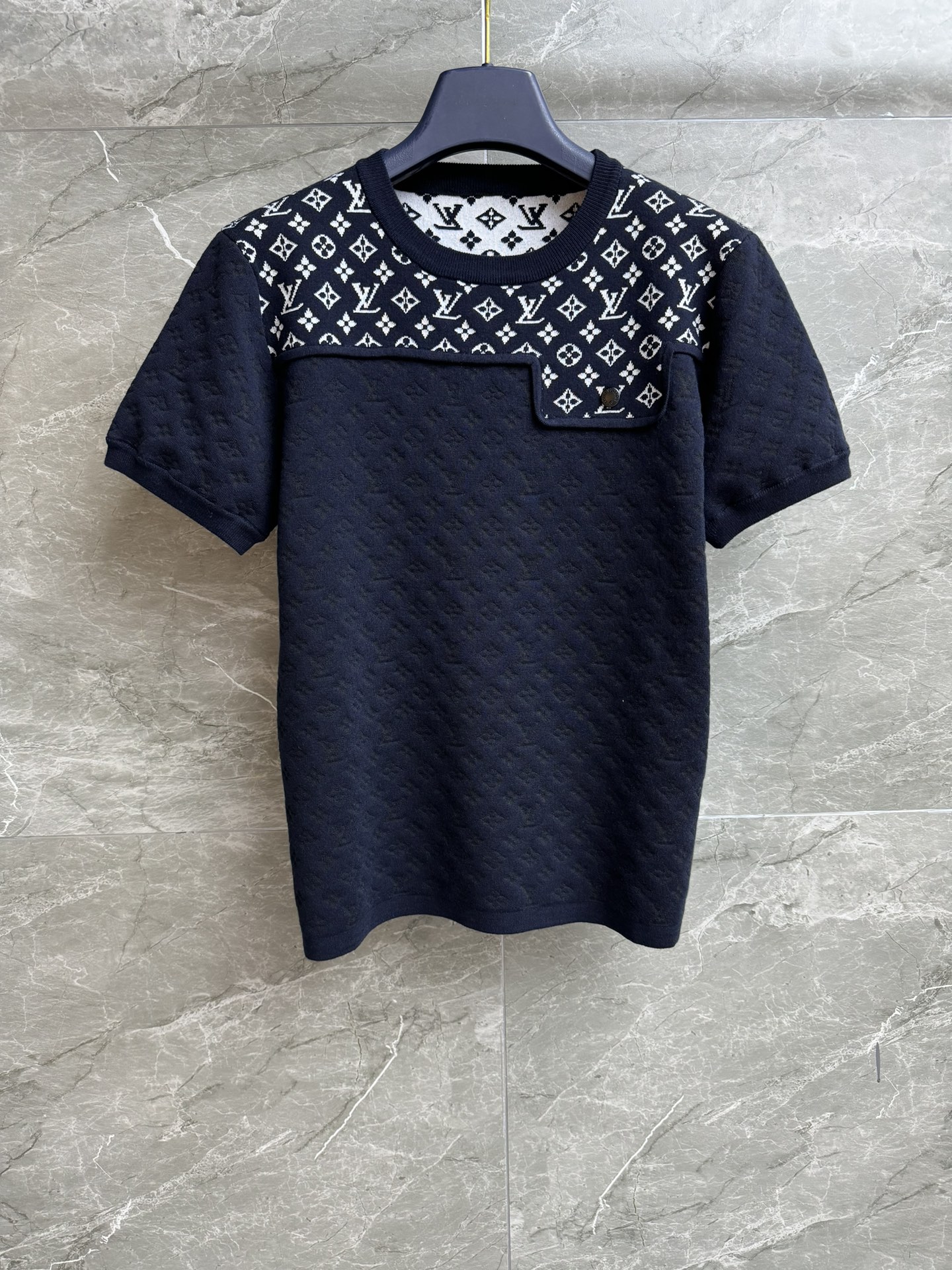 NO:447441,New models for early autumn are shipped. L family old-fashioned splicing short sleeves. 2025 early autumn series. Round neck ribbed neckline. Classic old-fashioned jacquard pattern. Two-color splicing. Add layering. Fashionable and high-end. Custom knitted fabric. Comfortable and crisp. Elastic slim fit. The upper body looks slim and temperament. Full trademark. Size SML,,louis vuitton, T-shirt,alexander wang.19860909早秋新款出货啦 L家老花拼接短袖 2025早秋系列 圆领罗纹领口 经典老花提花图案 双色拼接 增添层次感 时髦高级 定制针织面料 舒适挺括 弹力修身版型 上身显瘦又气质 商标齐全 尺码SML,,louis vuitton,T-shirt,alexander wang,Women's clothing