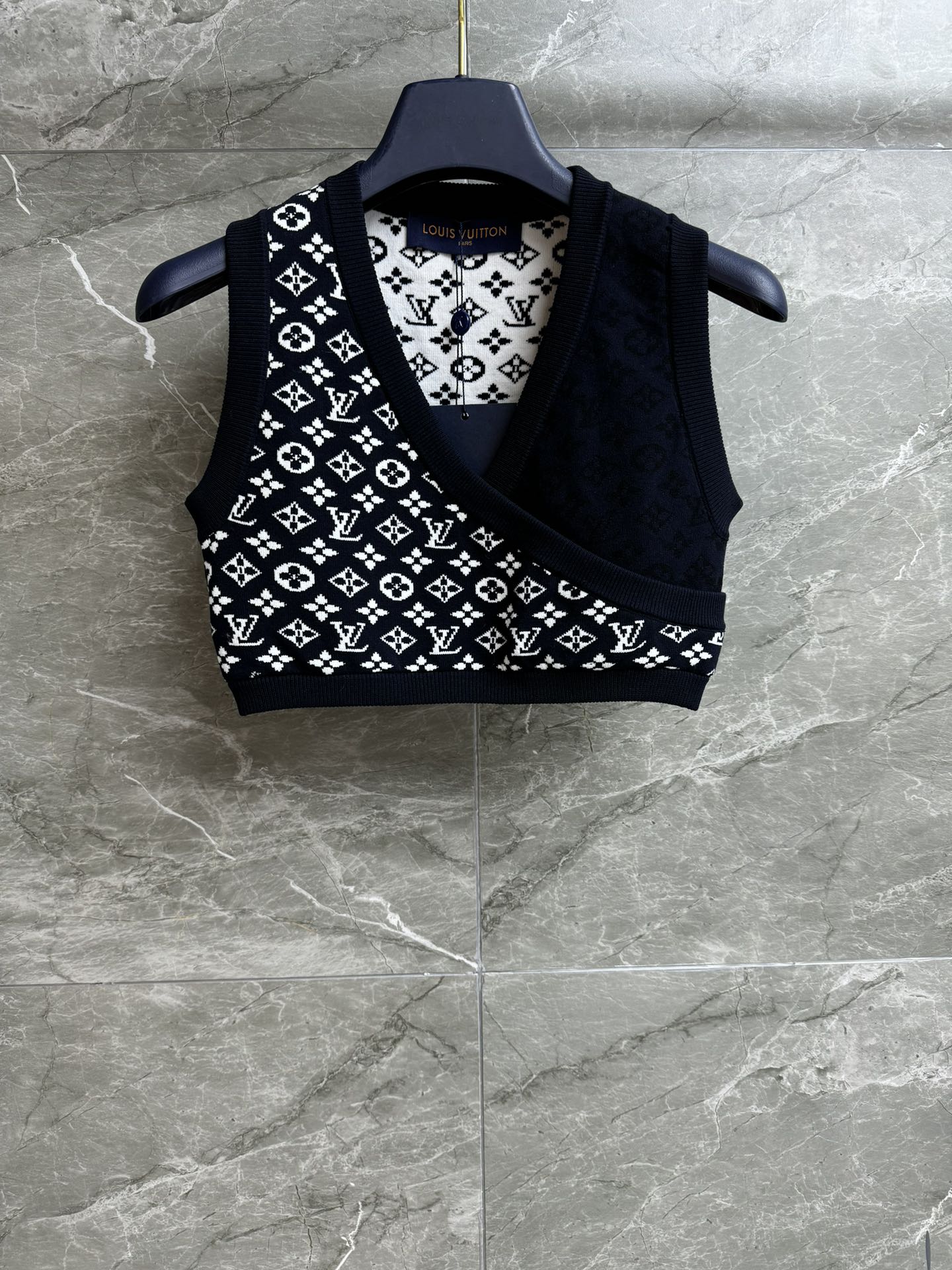 NO:447433,New models for early autumn are shipped. L-home old-fashion splicing vest. 2025 early autumn series. Temperament V-neck neckline. Classic old-fashion jacquard pattern. Two-color splicing. Add layering. Fashionable and high-end. Custom knitted fabric. Comfortable and crisp. Short style. Slim and versatile. Full trademark. Size SML,,louis vuitton,alexander wang.19860909早秋新款出货啦 L家老花拼接背心 2025早秋系列 气质V领领口 经典老花提花图案 双色拼接 增添层次感 时髦高级 定制针织面料 舒适挺括 短款版型 上身显瘦又百搭 商标齐全 尺码SML,,louis vuitton,alexander wang,Women's clothing