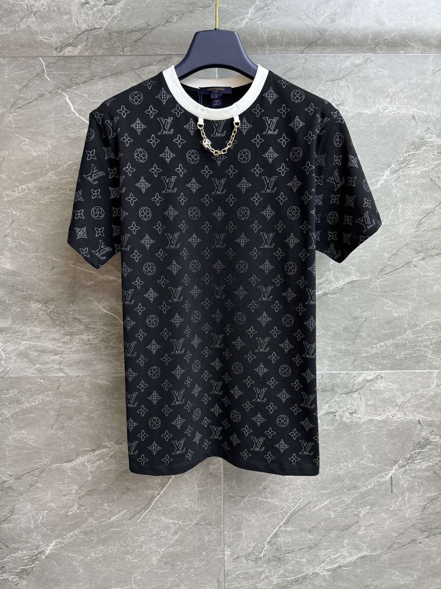 NO:448344,New early autumn styles are shipped. L family presbyterian printed T-shirt. 2025 early autumn series. Round neckline contrasting collar. Decorated with chain decoration. Classic presbyterian printed patterns. Fashionable and high-end imported pure cotton material. Soft and comfortable skin-friendly. Loose style. Slim and temperament on the upper body. Size SML,,louis vuitton,tees, t-shirt,alexander wang.19860909早秋新款出货啦 L家老花印花T恤 2025早秋系列 圆领撞色领口 饰以链条装饰点缀 经典老花印花图案 时髦高级 进口纯棉材质 柔软舒适亲肤 宽松版型 上身显瘦又气质 尺码SML,,louis vuitton,tees，t-shirt,alexander wang,Women's clothing