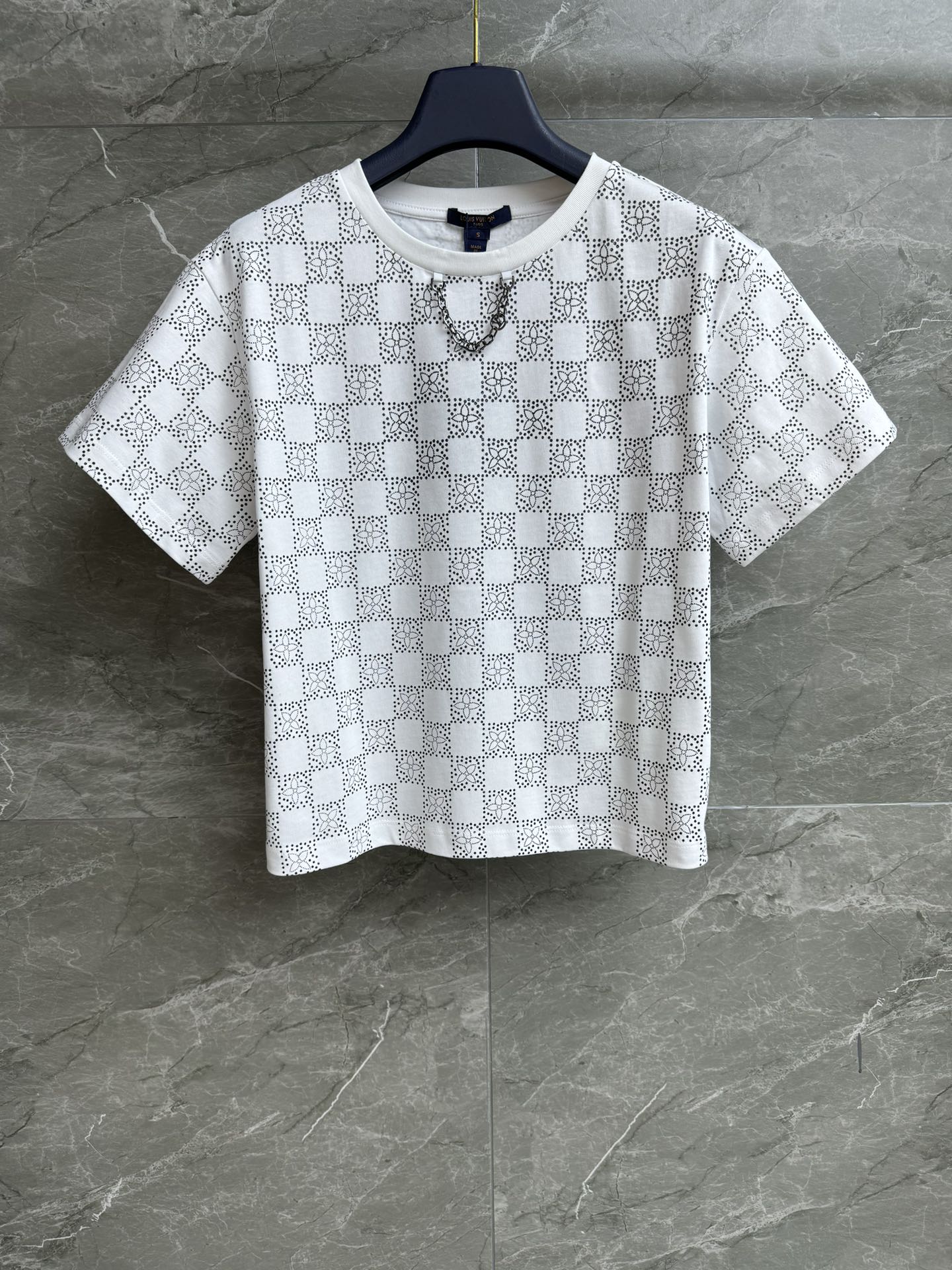 NO:448360,New models for early autumn are shipped. L's chessboard printed T-shirt 2025 early autumn series. Round neckline design. Decorated with chain decoration. Checkerboard logo printed pattern. Fashionable and high-end color matching. Customized cotton fabric. Comfortable and skin-friendly. Short style. Slim and versatile upper body. Size SML,,louis vuitton,tees, t-shirt,alexander wang.19860909早秋新款出货啦 L家棋盘格印花T恤 2025早秋系列 圆领领口设计 饰以链条装饰点缀 棋盘格logo印花图案 配色时髦高级 定制纯棉面料 舒适亲肤 短款版型 上身显瘦又百搭 尺码SML,,louis vuitton,tees，t-shirt,alexander wang,Women's clothing