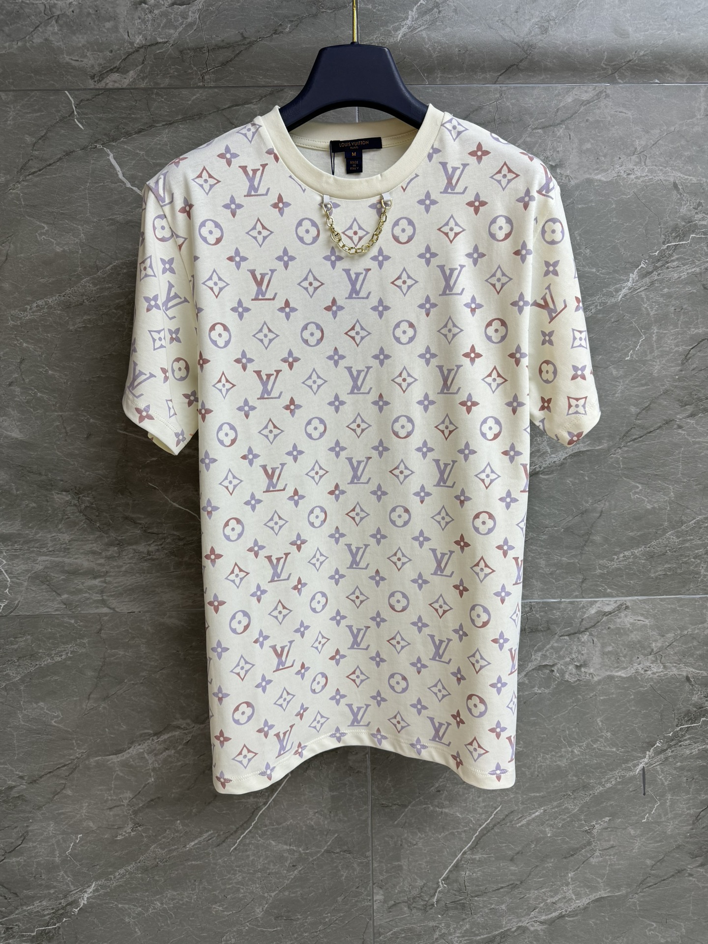 NO:448352,New models for early autumn are available. L home presbyterian printed T-shirt 2025 early autumn series. Round neckline design. Metal chain decoration embellishment. Full print of presbyterian logo pattern. Fashionable and fashionable. Customized cotton fabric. Normal style. The upper body looks slim and versatile. Full trademark. Size SML,,louis vuitton,tees, t-shirt,alexander wang.19860909早秋新款上新啦 L家老花印花T恤 2025早秋系列 圆领领口设计 金属链条装饰点缀 满印老花logo图案 配色时髦洋气 定制棉质面料 正常版型 上身显瘦又百搭 商标齐全 尺码SML,,louis vuitton,tees，t-shirt,alexander wang,Women's clothing