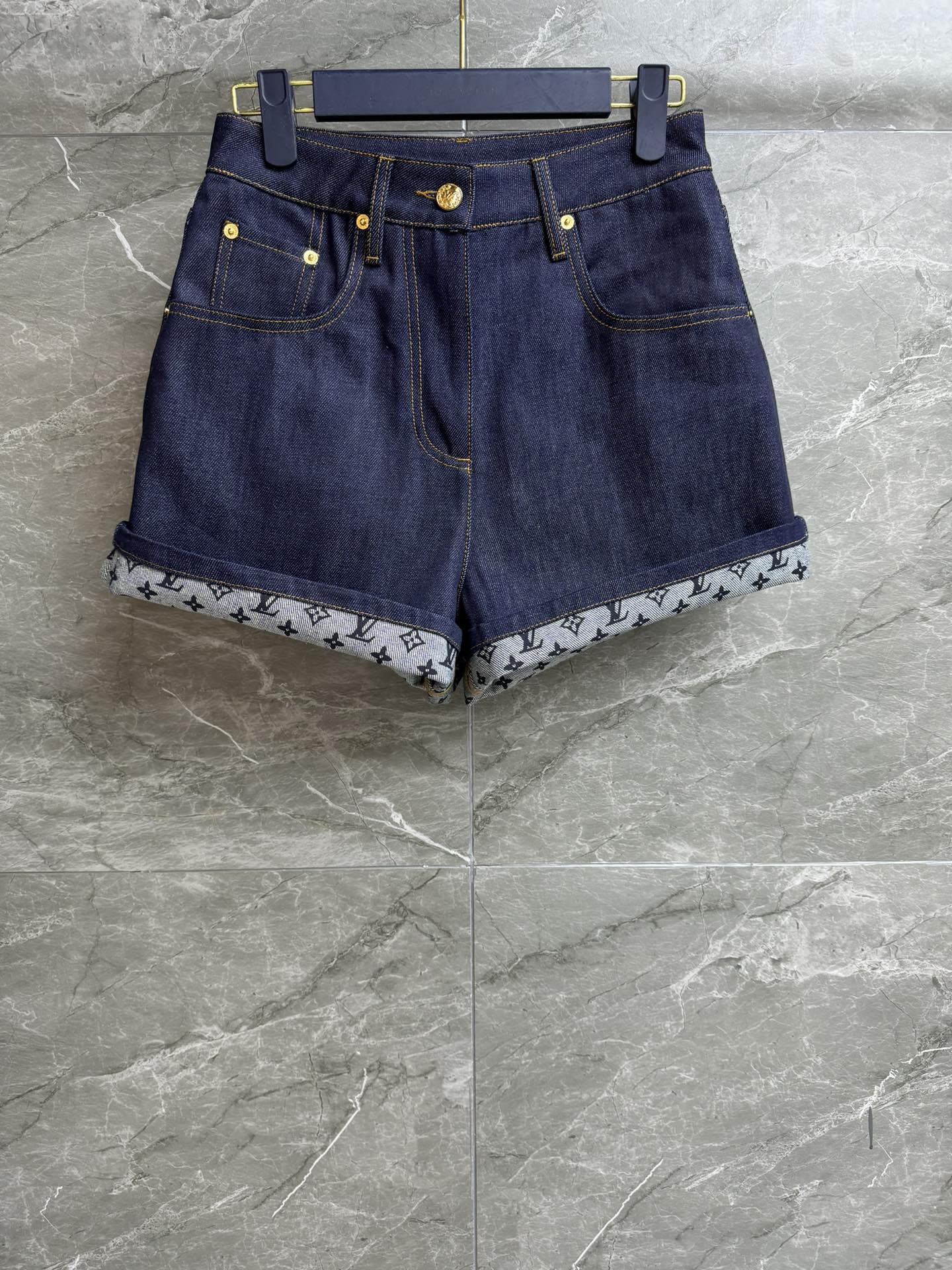 NO:448404,New models for early autumn are available!  L family curled denim shorts 2025 early autumn series trousers can be curled, old-fashioned prints inside, retro and fashionable and high-end imported denim cotton fabric, comfortable and crisp, high-waist shorts style, slim and versatile upper body trademark accessories Size SML,,louis vuitton, shorts,alexander wang19860909早秋新款上新啦！ L家卷边牛仔短裤 2025早秋系列 裤脚可卷边 内里老花印花图案 复古时髦高级 进口牛仔棉面料 舒适挺括 高腰短裤版型 上身显瘦又百搭 商标配件 尺码SML,,louis vuitton,shorts,alexander wang,Women's clothing