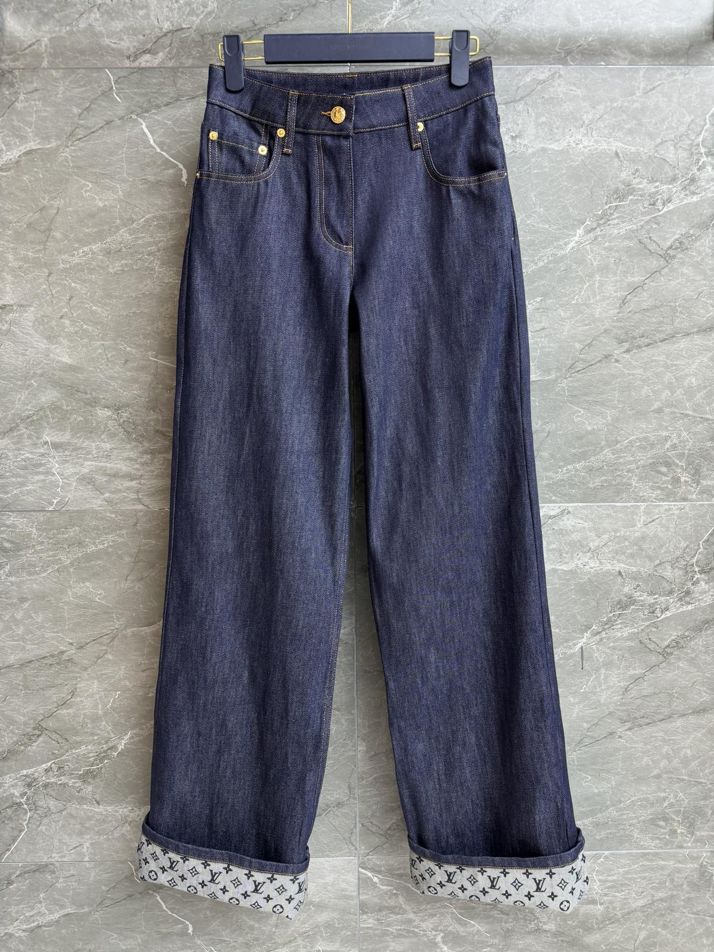 NO:448389,New models for early autumn are available!  L family old-fashioned curled jeans 2025 early autumn series trousers can be curled, old-fashioned prints inside, retro and fashionable, imported denim cotton fabric, comfortable and crisp, high-waisted straight-leg pants style, upper body looks slim and versatile, trademark accessories, size SML,,louis vuitton, jeans,alexander wang19860909早秋新款上新啦！ L家老花卷边牛仔裤 2025早秋系列 裤脚可卷边 内里老花印花图案 复古时髦高级 进口牛仔棉面料 舒适挺括 高腰直筒裤版型 上身显瘦又百搭 商标配件 尺码SML,,louis vuitton,jeans,alexander wang,Women's clothing