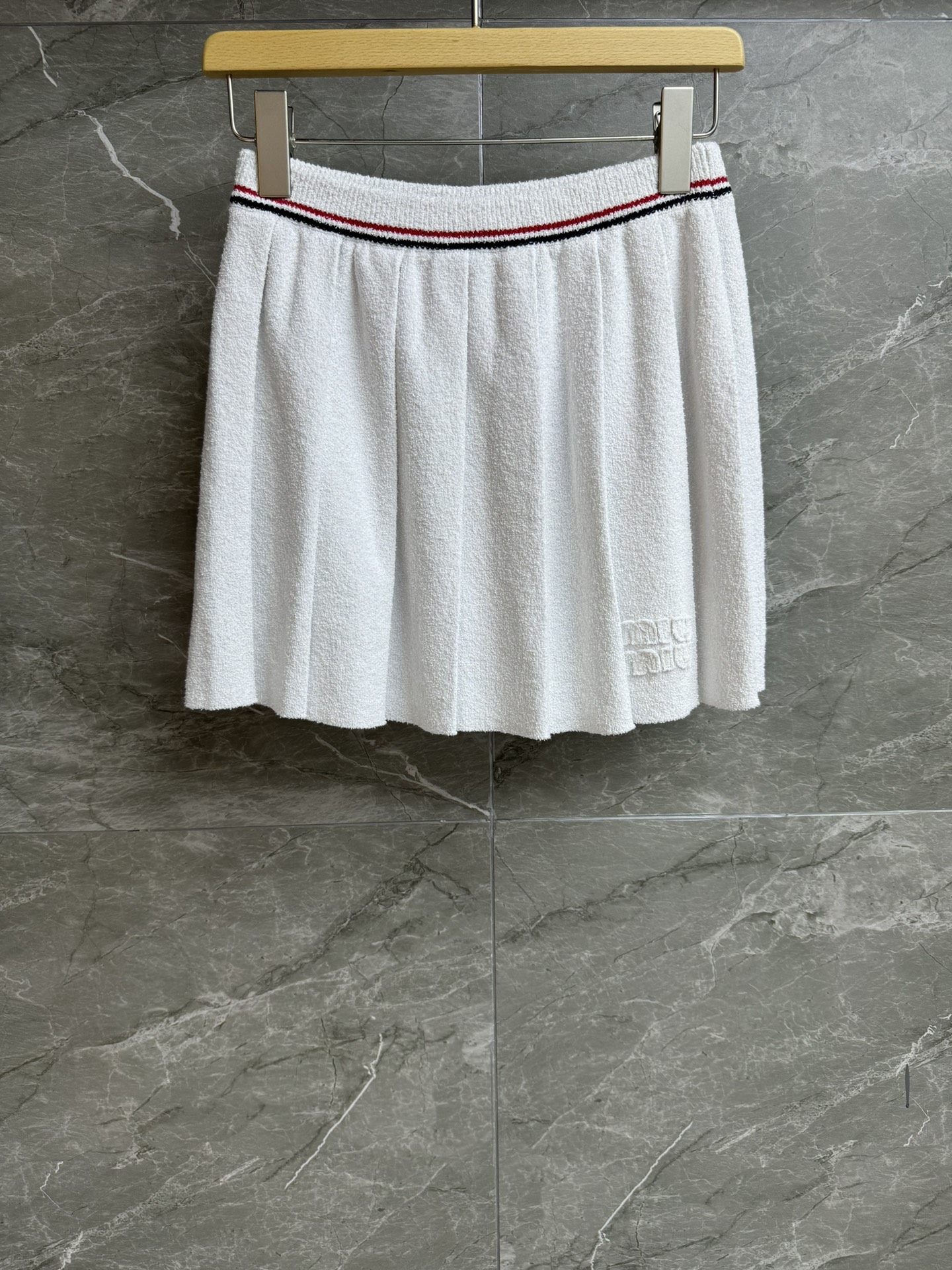 NO:451061,New early autumn style is available. Miu white pleated skirt. 2025 early autumn series. Elastic elastic waist. Striped contrasting color design. Letter logo embroidery decoration. Age-reducing college style. Cotton blended fabric. Soft and comfortable. Pleated skirt style. The upper body looks slim and versatile. Full trademark. Size SML,,miumiu, skirts, alexander wang.19860909早秋新款上新啦 Miu白色百褶半裙 2025早秋系列 松紧弹力腰头 条纹撞色设计 字母徽标刺绣装饰 减龄学院风 棉质混纺面料 软糯舒适 百褶短裙版型 上身显瘦又百搭 商标齐全 尺码SML,,miumiu,skirts,alexander wang,Women's clothing
