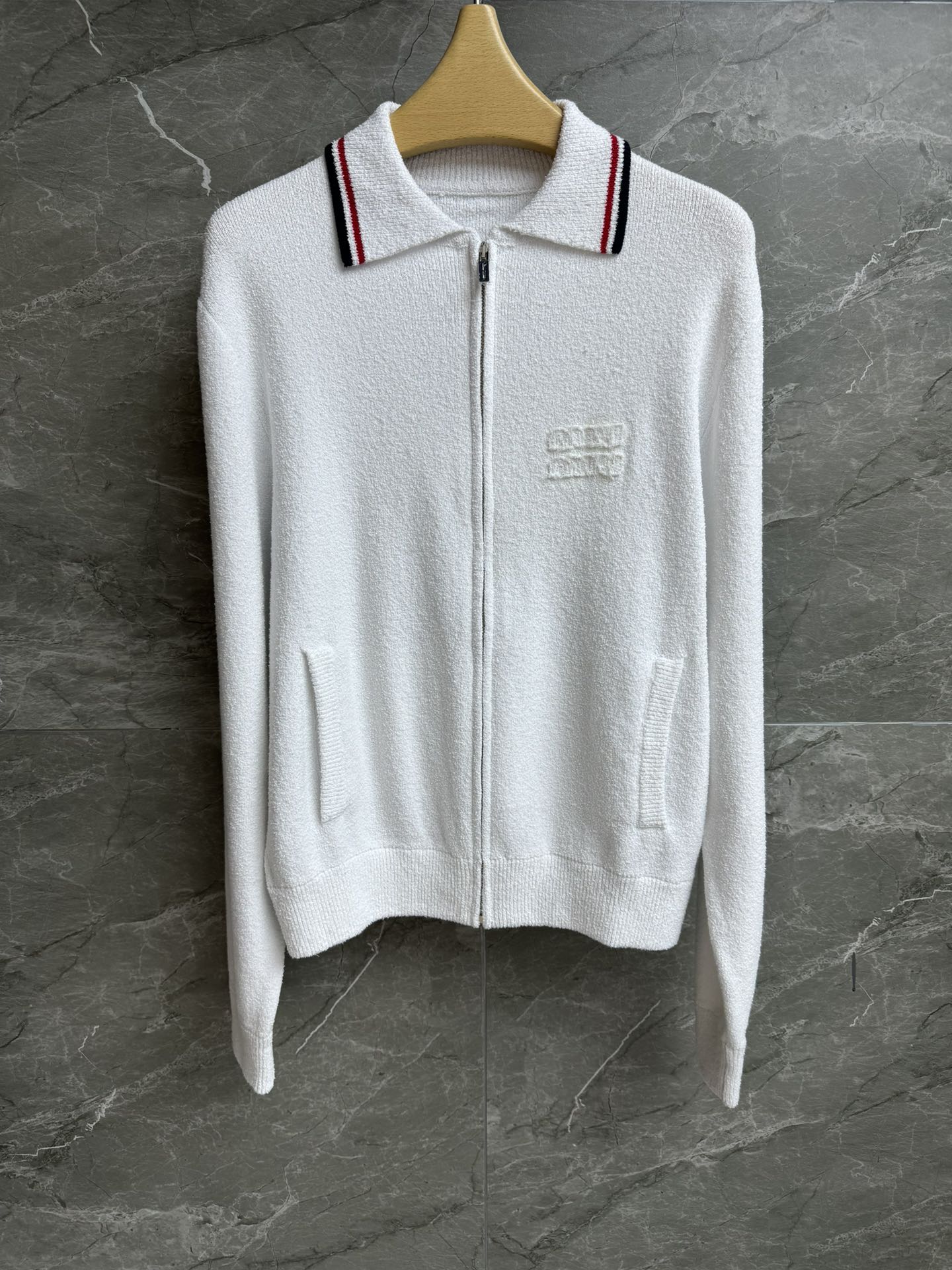 NO:455856,New models for early autumn are available. Miu white knitted cardigan. 2025 early autumn series. Lapel zipper design. Striped contrasting colors. Alphabet patch embroidery embroidery. Casual and age-reducing fashion. Towel cotton knitted fabric. Comfortable and skin-friendly. Loose style. Slim and versatile. Full trademark. Size SML,,miumiu,alexander wang.19860909早秋新款上新啦 Miu白色针织开衫 2025早秋系列 翻领拉链设计 条纹撞色 字母贴布刺绣点缀 休闲减龄时髦 毛巾棉针织面料 舒适亲肤 宽松版型 上身显瘦又百搭 商标齐全 尺码SML,,miumiu,alexander wang,Women's clothing