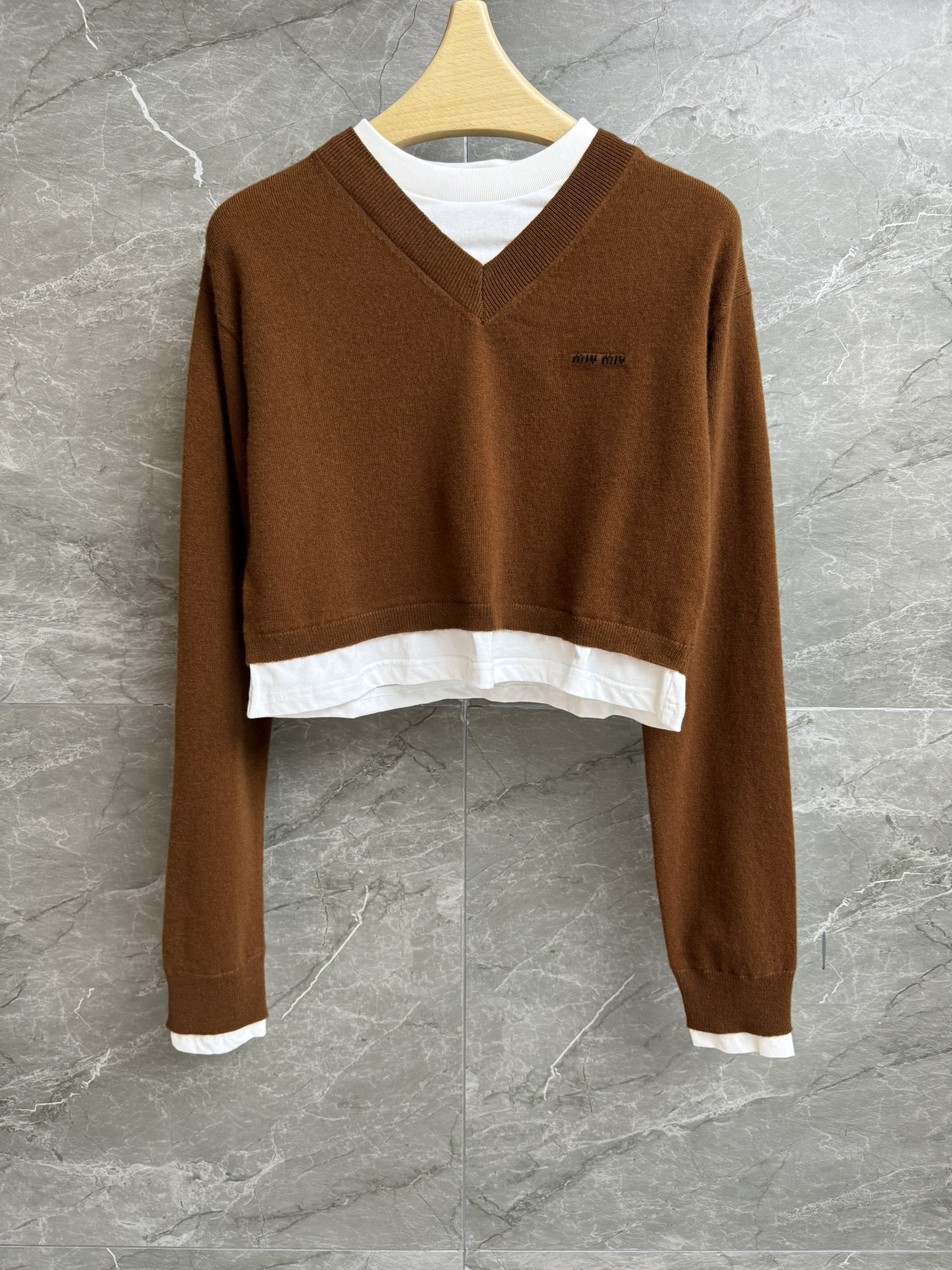 NO:451023,New early autumn style is available. Miu fake two-piece sweater. 2025 early autumn series. Fake two-piece contrasting color splicing design. Letter inlay pattern embellishment. Fashionable and age-reducing. Cashmere knitted fabric. Soft and comfortable and textured. Short style. The upper body looks slim and versatile. Full trademark. Size SML,,miumiu, sweaters, alexander wang.19860909早秋新款上新啦 miu假两件毛衣 2025早秋系列 假两件撞色拼接设计 字母嵌花图案点缀 时髦减龄 羊绒针织面料 柔软舒适有质感 短款版型 上身显瘦又百搭 商标齐全 尺码SML,,miumiu,sweaters,alexander wang,Women's clothing