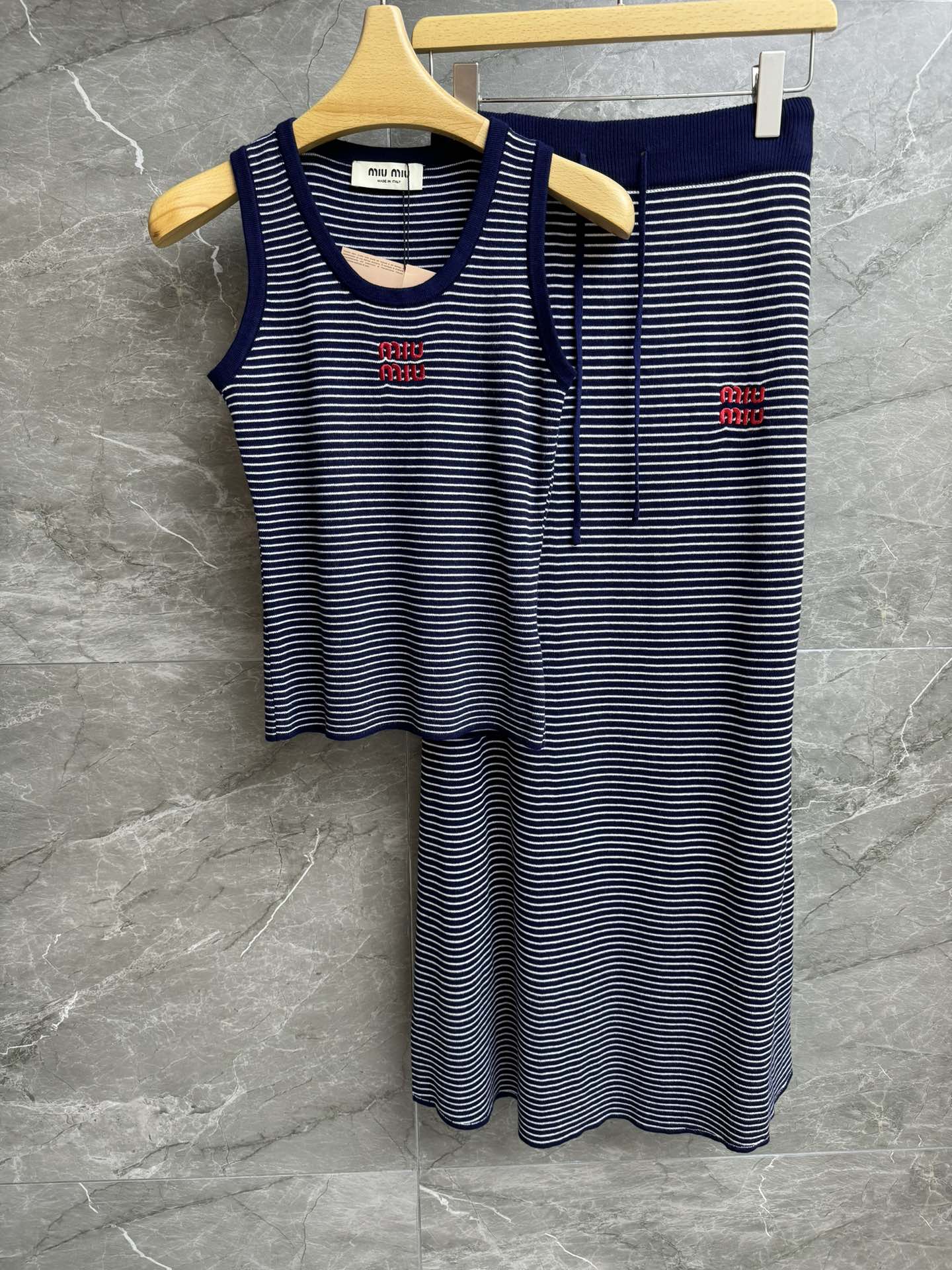 NO:451033,New summer models are shipped!  Miu striped suit 2025 summer series Striped knitted vest with long skirt Letter logo embroidery pattern embellishment set of top body casual and fashionable Custom knitted fabric Comfortable and breathable Full trademark size SML, miumiu, skirts, alexander wang19860909夏季新款出货啦！ miu条纹套装 2025夏季系列 条纹针织背心搭配长款半裙 字母logo刺绣图案点缀 一套上身休闲时髦 定制针织面料 舒适透气 商标齐全 尺码SML,,miumiu,skirts,alexander wang,Women's clothing