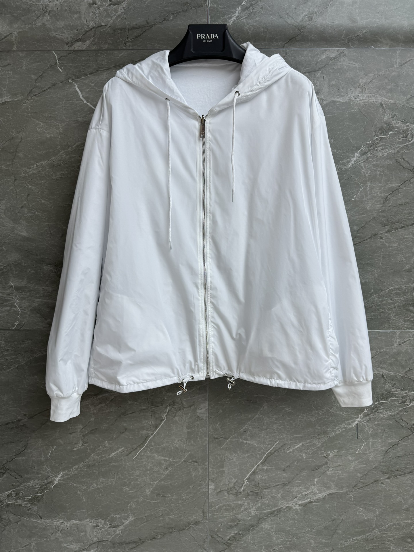 NO:454577,The new model in early autumn is available. P home double-sided jacket. 2025 autumn and winter series. Hooded zipper design. Double-sided wearable. One side is sweatshirts and cotton. The other side is recycled polyester silk fabric. Casual and fashionable. Loose style. The upper body looks slim and versatile. Full trademark. Size SML, hoodie, sweatshirts, jackets & coats,hats,alexander wang.19860909早秋新款上新啦 P家双面穿外套 2025秋冬系列 连帽拉链设计 双面可穿 一面是卫衣棉 一面是再生聚酯丝绸面料 休闲时髦高级 宽松版型 上身显瘦又百搭 商标齐全 尺码SML,,hoodie,sweatshirts,jackets & coats,hats,alexander wang,Women's clothing