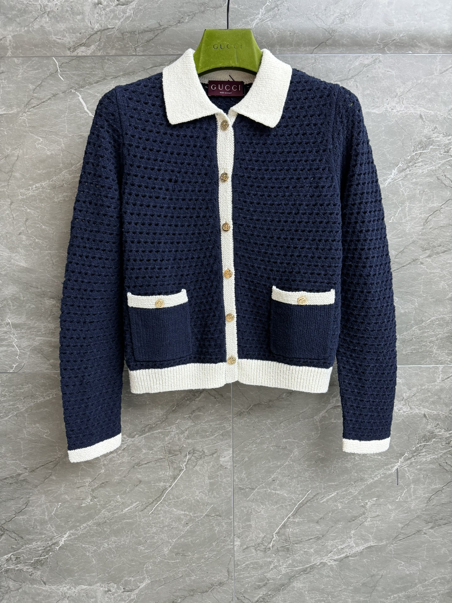 NO:451690,New models for early autumn are shipped. G home hook and cardigan 2025 early autumn series. Lapel single-breasted design. Gold tone double G button embellishment. Blue and white color combination. High-end stylish and fashionable. Customized cotton hook and fabric. Comfortable and skin-friendly. Normal style. Slim and temperament on the upper body. Full trademark. Size SMLxL,,gucci,alexander wang.19860909早秋新款出货啦 G家钩织开衫 2025早秋系列 翻领单排扣设计 金色调双G纽扣点缀 蓝白配色高级时髦洋气 定制精棉钩织面料 舒适亲肤 正常版型 上身显瘦又气质 商标齐全 尺码SMLxL,,gucci,alexander wang,Women's clothing