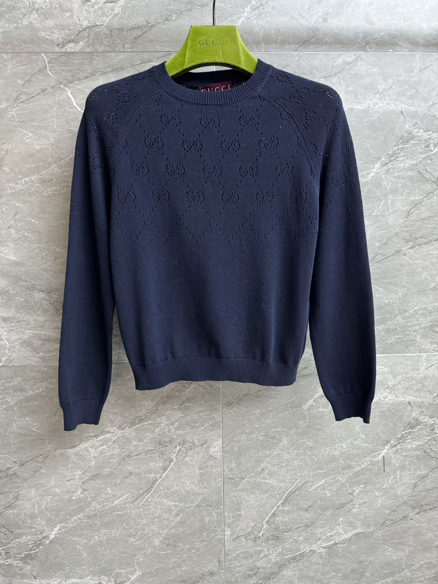 NO:451699,New models for early autumn are shipped. G home blue hollow sweater 2025 early autumn series. Round neck ribbed design. Diamond GG hollow pattern. Navy blue low-key high-end cotton knitted fabric. Skin-friendly and breathable. Normal style. Slim and temperament on the upper body. Full trademark. Size SMLxL,,gucci,sweaters,alexander wang.19860909早秋新款出货啦 G家蓝色镂空毛衣 2025早秋系列 圆领罗纹设计 菱格GG镂空图案 藏蓝色低调高级 棉质针织面料 亲肤透气 正常版型 上身显瘦又气质 商标齐全 尺码SMLxL,,gucci,sweaters,alexander wang,Women's clothing