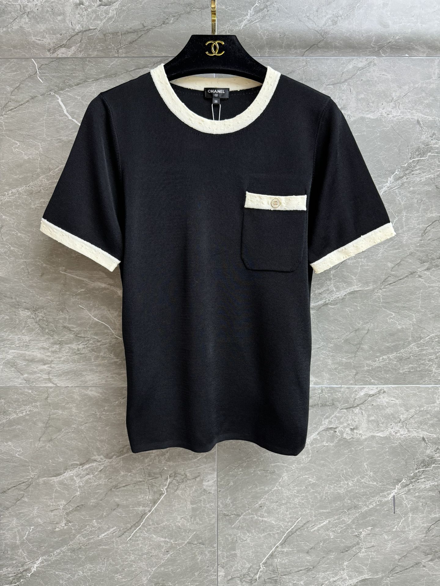 NO:457228,New models for early autumn are shipped. Xiangjia black and white color-blocking short sleeves. 2025 handicraft workshop series. Black and white color-blocking design. Exquisite double C button decoration. Simple and atmospheric. Customized knitted fabric. Comfortable and skin-friendly. Normal style. Slim and temperament on the upper body. Complete trademarks. Equipped with cloth bags. Size SML, chanel, T-shirt, alexander wang.19860909早秋新款出货啦 香家黑白拼色短袖 2025手工坊系列 黑白拼色设计 精致双C纽扣装饰 简约大气高级 定制针织面料 舒适亲肤 正常版型 上身显瘦又气质 商标齐全 配有布袋 尺码SML,,chanel,T-shirt,alexander wang,Women's clothing