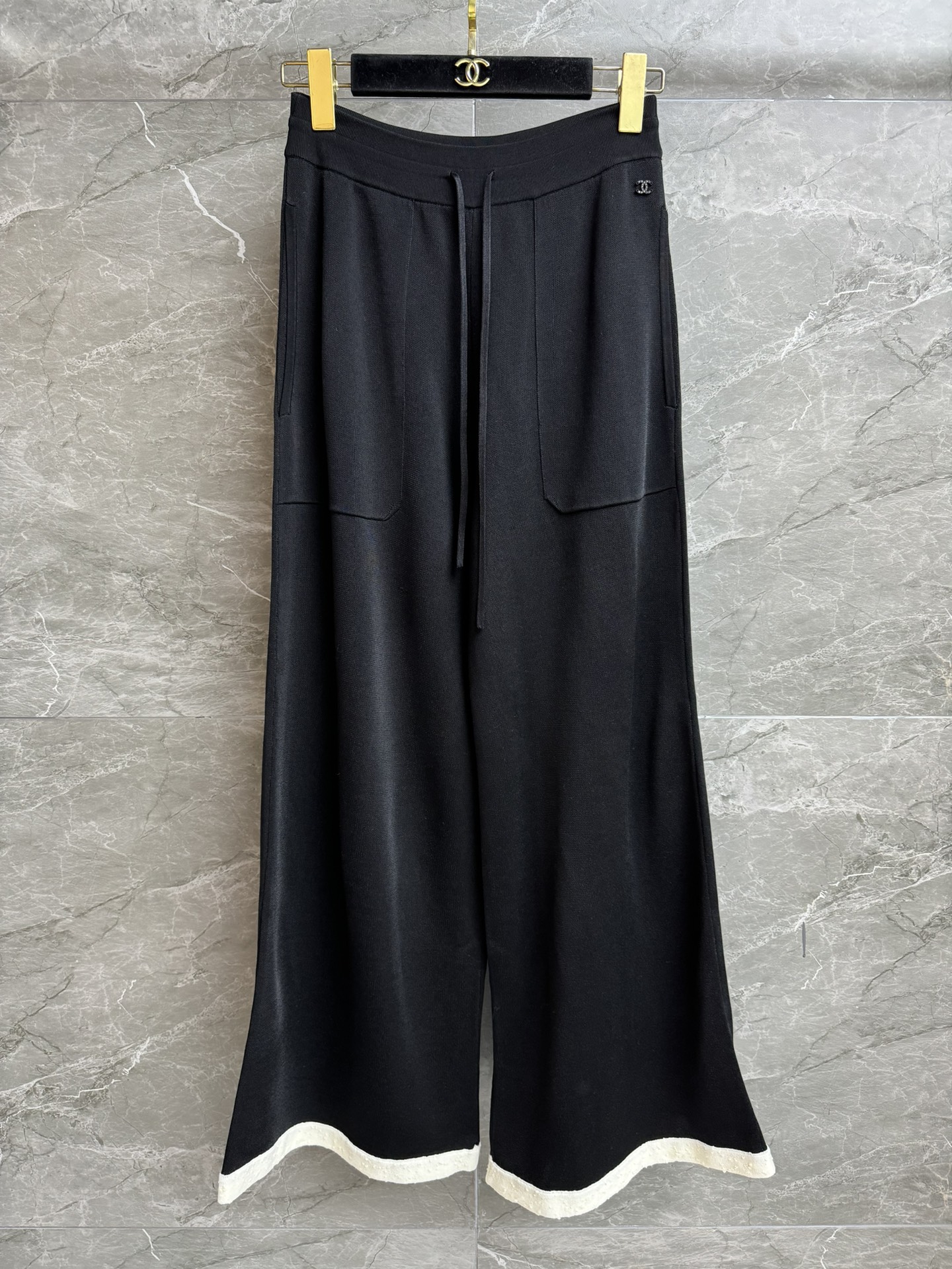 NO:457222,New models for early autumn are shipped. Xiangjia color-blocking wide-leg pants 2025 handicraftshop series. Elastic tie waist. Black and white color-blocking design. Exquisite double C logo decoration. Simple and atmospheric high-end ice silk cool knitted fabric. Comfortable and skin-friendly. Wide-leg pants style. Lazy temperament on the upper body. Full trademark. Size SML, chanel, alexander wang.19860909早秋新款出货啦 香家拼色阔腿裤 2025手工坊系列 松紧系带腰头 黑白拼色设计 精致双C徽标装饰 简约大气高级 冰丝凉感针织面料 舒适亲肤 阔腿裤版型 上身慵懒气质 商标齐全 尺码SML,,chanel,alexander wang,Women's clothing