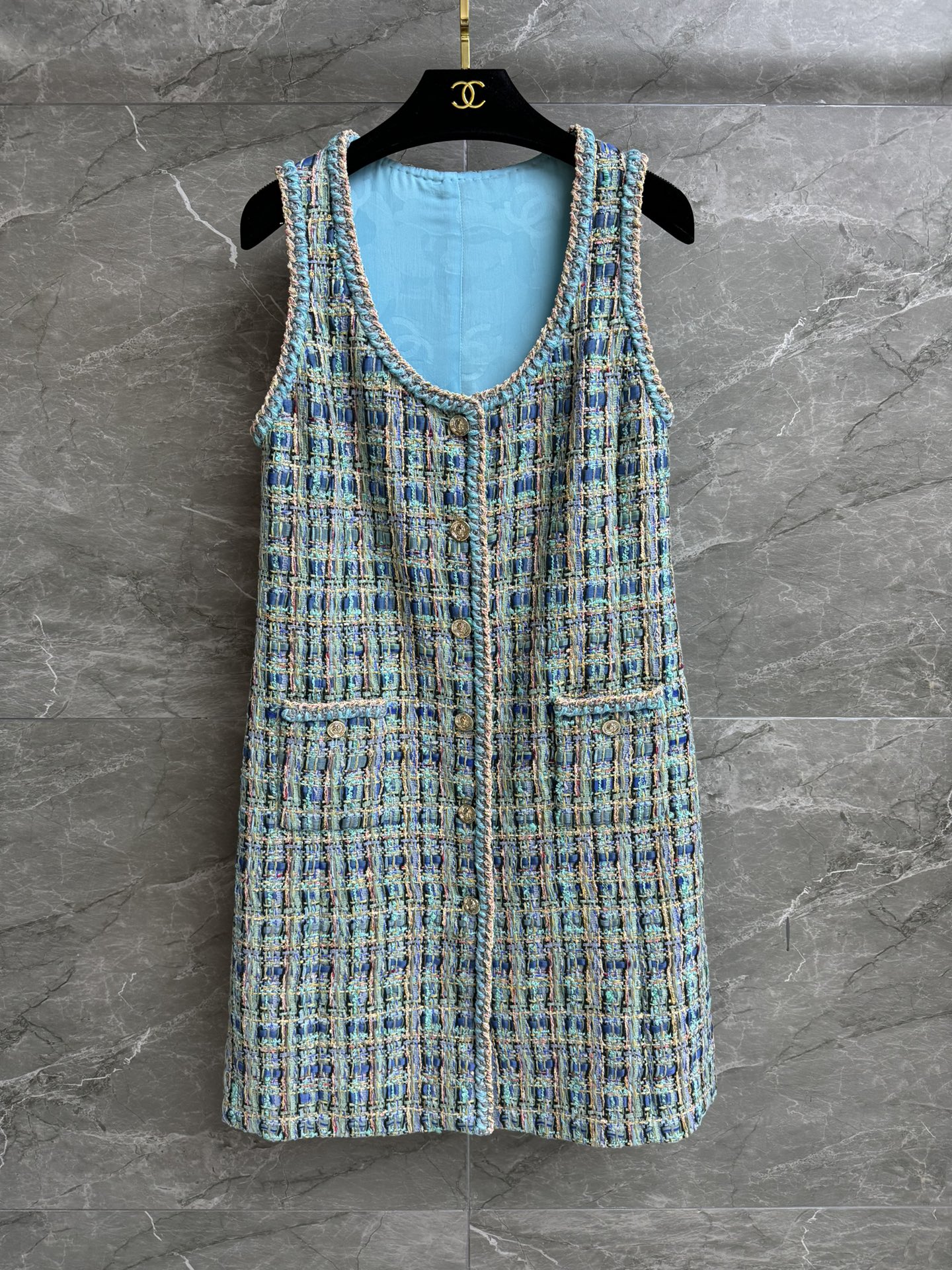 NO:452147,New models for early autumn are available!  Xiangjia Peacock Blue Vest Skirt 2025 Handicraftshop Series U-neck Single-breasted design Retro gold buckle decoration embellishment Peacock blue bright silk woven plaid high-end fashionable and fashionable Custom woven tweed fabric Silk lining Slim fit style Upper body looks slim and temperament Full trademark Size SML, Chanel, skirts, real silk, alexander wang19860909早秋新款上新啦！ 香家孔雀蓝背心裙 2025手工坊系列 U领单排扣设计 复古金扣装饰点缀 孔雀蓝亮丝编织格纹 高级时髦洋气 定制编织软呢面料 真丝里衬 修身版型 上身显瘦又气质 商标齐全 尺码SML,,chanel,skirts,real silk,alexander wang,Women's clothing