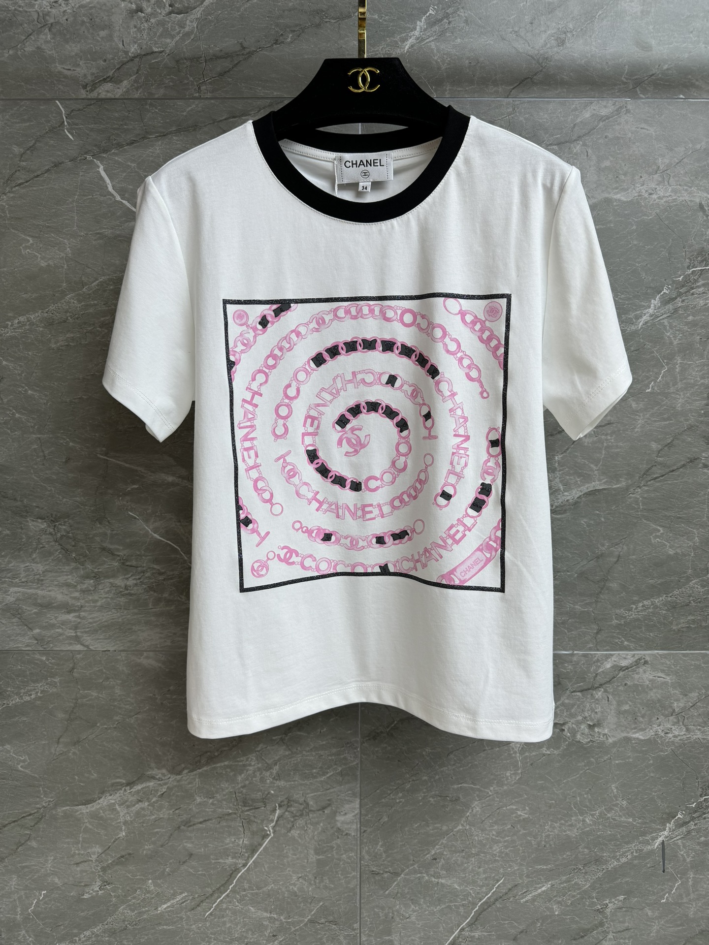 NO:452828,New summer models are available. Xiangjia Chain Printed T-shirt 2025 Summer Series. Round neckline contrasting collar. Pink chain printed pattern. Fashionable and fashionable. Customized cotton fabric. Comfortable and skin-friendly and breathable. Normal style. Slim and temperament on the upper body. Full trademark. Size SML,,chanel,tees, t-shirt,alexander wang.19860909夏季新款上新啦 香家链条印花T恤 2025夏季系列 圆领撞色领口 粉色链条印花图案 时髦洋气高级 定制纯棉面料 舒适亲肤透气 正常版型 上身显瘦又气质 商标齐全 尺码SML,,chanel,tees，t-shirt,alexander wang,Women's clothing