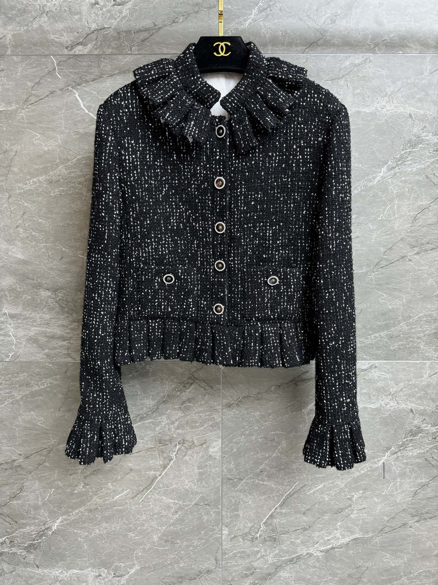 NO:457717,New models for early autumn are available!  Xiangjia ruffled jacket 2025 handicraft workshop series French court style standing collar ruffled design sequins interspersed embellishment high-end fashionable custom wool tweed fabric silk lining short style upper body slim and temperament Full trademark size SML, chanel, jackets & coats, real silk, alexander wang19860909早秋新款上新啦！ 香家荷叶边外套 2025手工坊系列 法式宫廷风 立领荷叶边设计 亮片穿插点缀 高级时髦洋气 定制羊毛粗花呢面料 真丝里衬 短款版型 上身显瘦又气质 商标齐全 尺码SML,,chanel,jackets & coats,real silk,alexander wang,Women's clothing