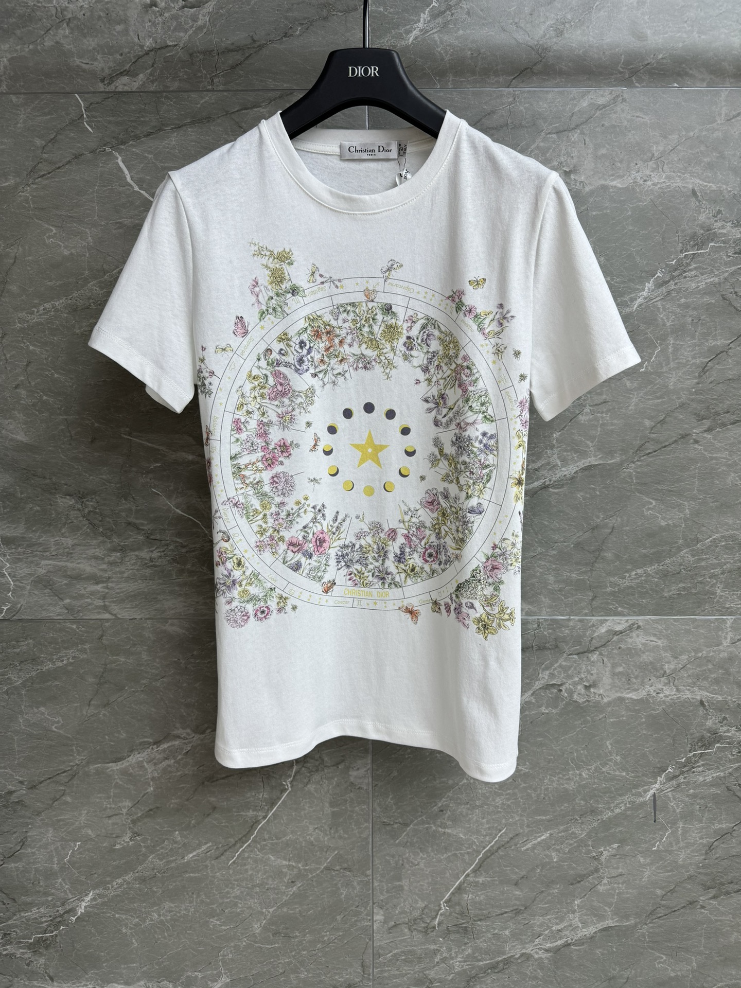 NO:452832,aThe new model of early autumn is available. D Home Star Flower T-shirt 2025 Early autumn series Round neckline design Star Flower print pattern Exquisite and fashionable age-reducing Customized cotton fabric Light and comfortable Normal style Slim and elegant upper body Full trademark Size SML, Dior, Tees, t-shirt, alexander wang19860909a早秋新款上新啦 D家星辰花卉T恤 2025早秋系列 圆领领口设计 星辰花卉印花图案 精致时髦减龄 定制纯棉面料 轻薄舒适 正常版型 上身显瘦又气质 商标齐全 尺码SML,,dior,tees，t-shirt,alexander wang,Women's clothing