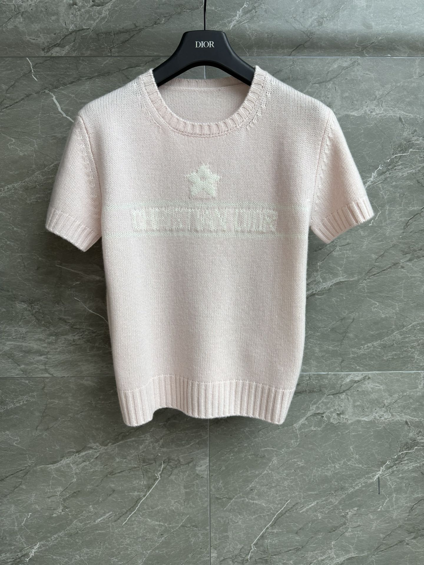 NO:452836,New early autumn style is available. D home five-pointed star cashmere short sleeves. 2025 early autumn series. Round neck ribbed neckline. Five-pointed star letter jacquard pattern. Fashionable and fashionable color matching. Cashmere knitted fabric. Soft and comfortable. Normal style. Slim and temperament on the upper body. Full trademark. Size SML,,dior,T-shirt,alexander wang.19860909早秋新款上新啦 D家五角星羊绒短袖 2025早秋系列 圆领罗纹领口 五角星字母提花图案 配色时髦洋气 羊绒针织面料 软糯舒适 正常版型 上身显瘦又气质 商标齐全 尺码SML,,dior,T-shirt,alexander wang,Women's clothing