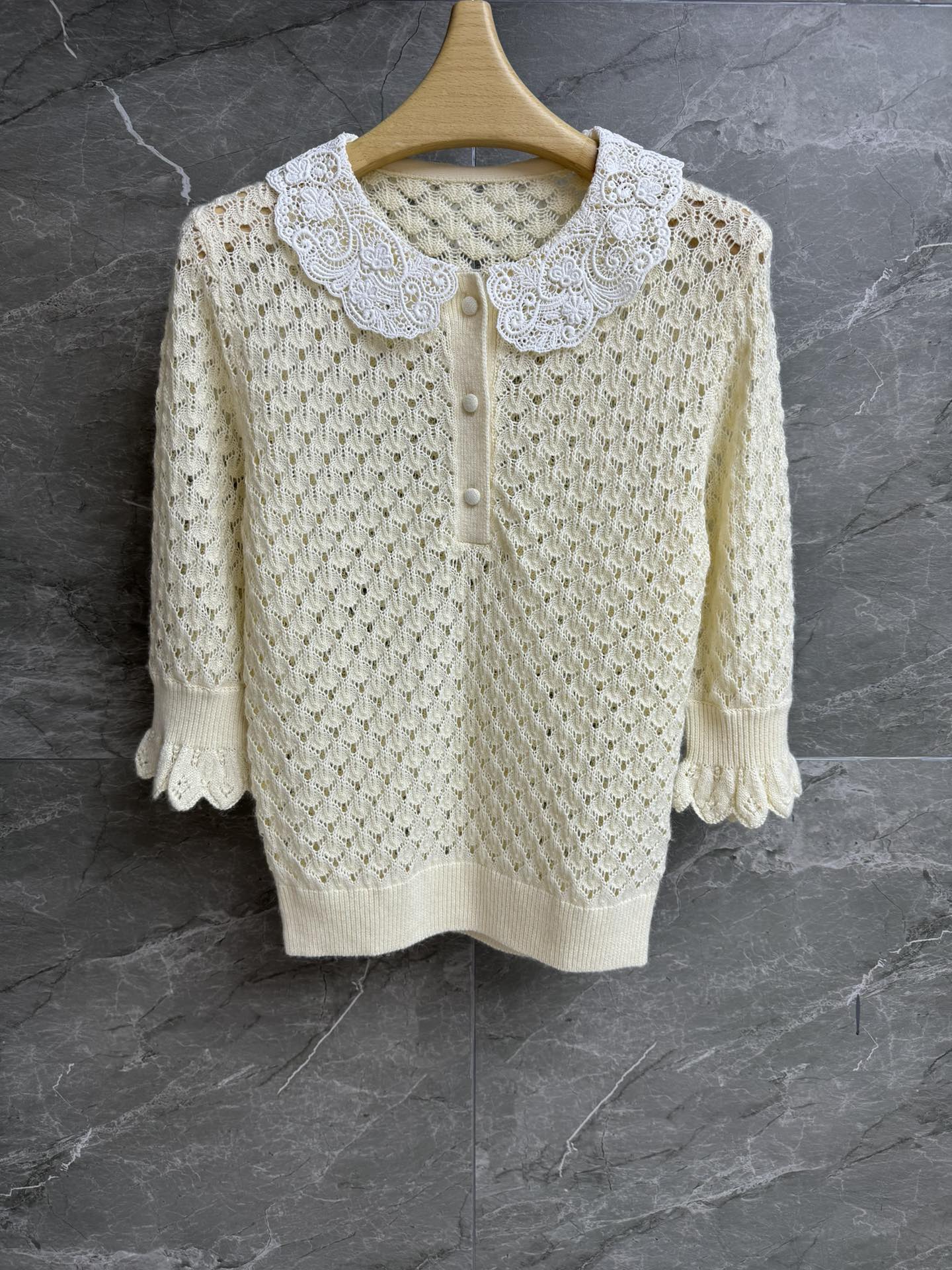 NO:455204,New models for early autumn are available!  Chloe lace top 2025 autumn and winter series lace embroidered lace neckline exquisite hollow crochet texture French elegance gentle age-reducing cotton wool blend fabric comfortable and skin-friendly slim fit style upper body slim and temperament Size SMl, chloe, loewe, alexander wang19860909早秋新款上新啦！ Chloe蕾丝花边上衣 2025秋冬系列 蕾丝刺绣花边领口 精美的镂空钩织纹理 法式优雅 温柔减龄 棉质羊毛混纺面料 舒适亲肤 修身版型 上身显瘦又气质 尺码SMl,,chloe,loewe,alexander wang,Women's clothing