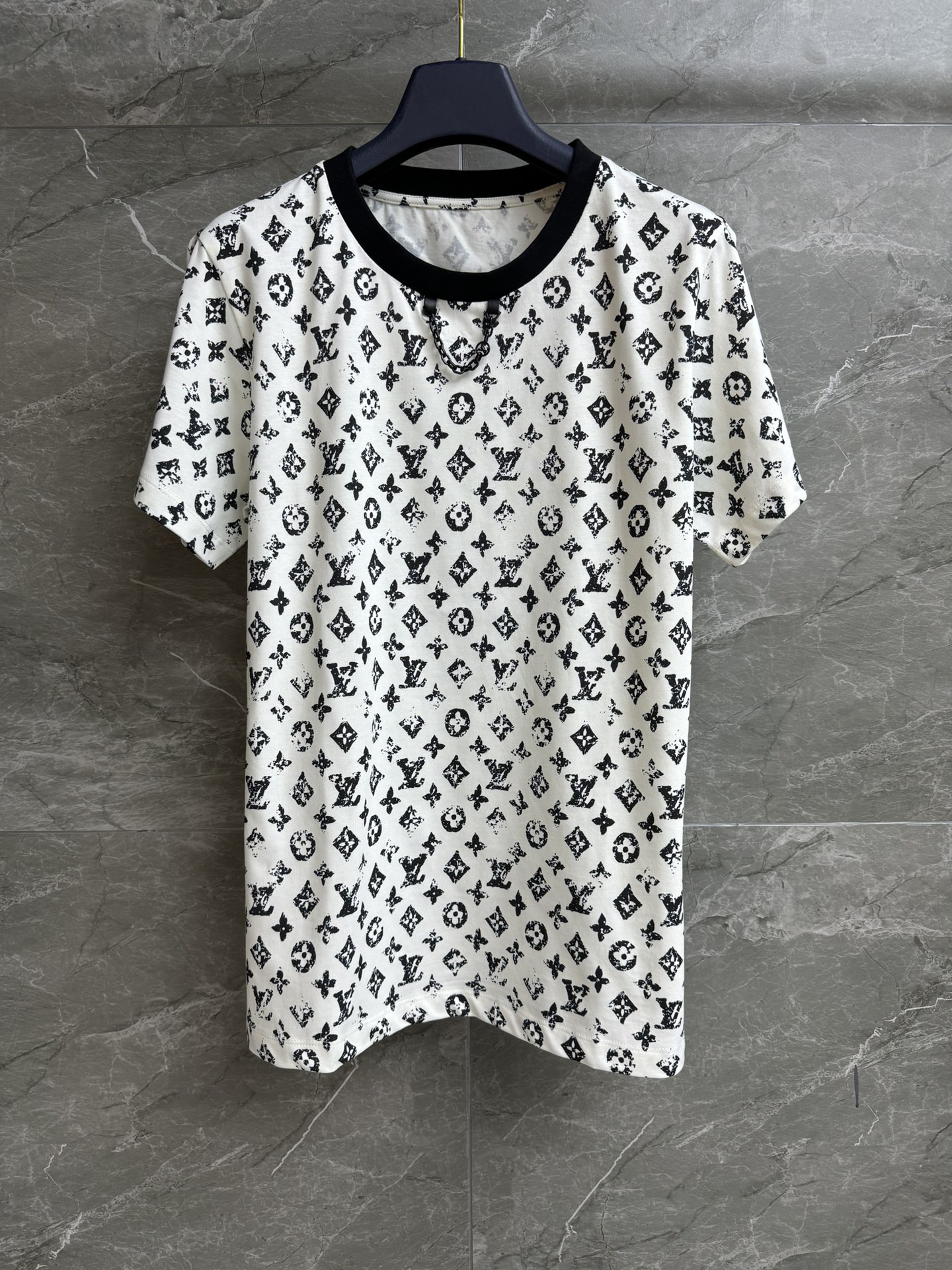 NO:452843,New early autumn styles are shipped. L family presbyterian printed T-shirt 2025 early autumn series. Round neckline contrasting collar. Decorated with chain decoration. Classic presbyterian printed patterns. Full of high-end feeling. Imported pure cotton material. Soft and comfortable skin-friendly. Normal style. Slim and temperament on the upper body. Full trademark. Size SML,,louis vuitton,tees, t-shirt,alexander wang.19860909早秋新款出货啦 L家老花印花T恤 2025早秋系列 圆领撞色领口 饰以链条装饰点缀 经典老花印花图案 满满高级感 进口纯棉材质 柔软舒适亲肤 正常版型 上身显瘦又气质 商标齐全 尺码SML,,louis vuitton,tees，t-shirt,alexander wang,Women's clothing