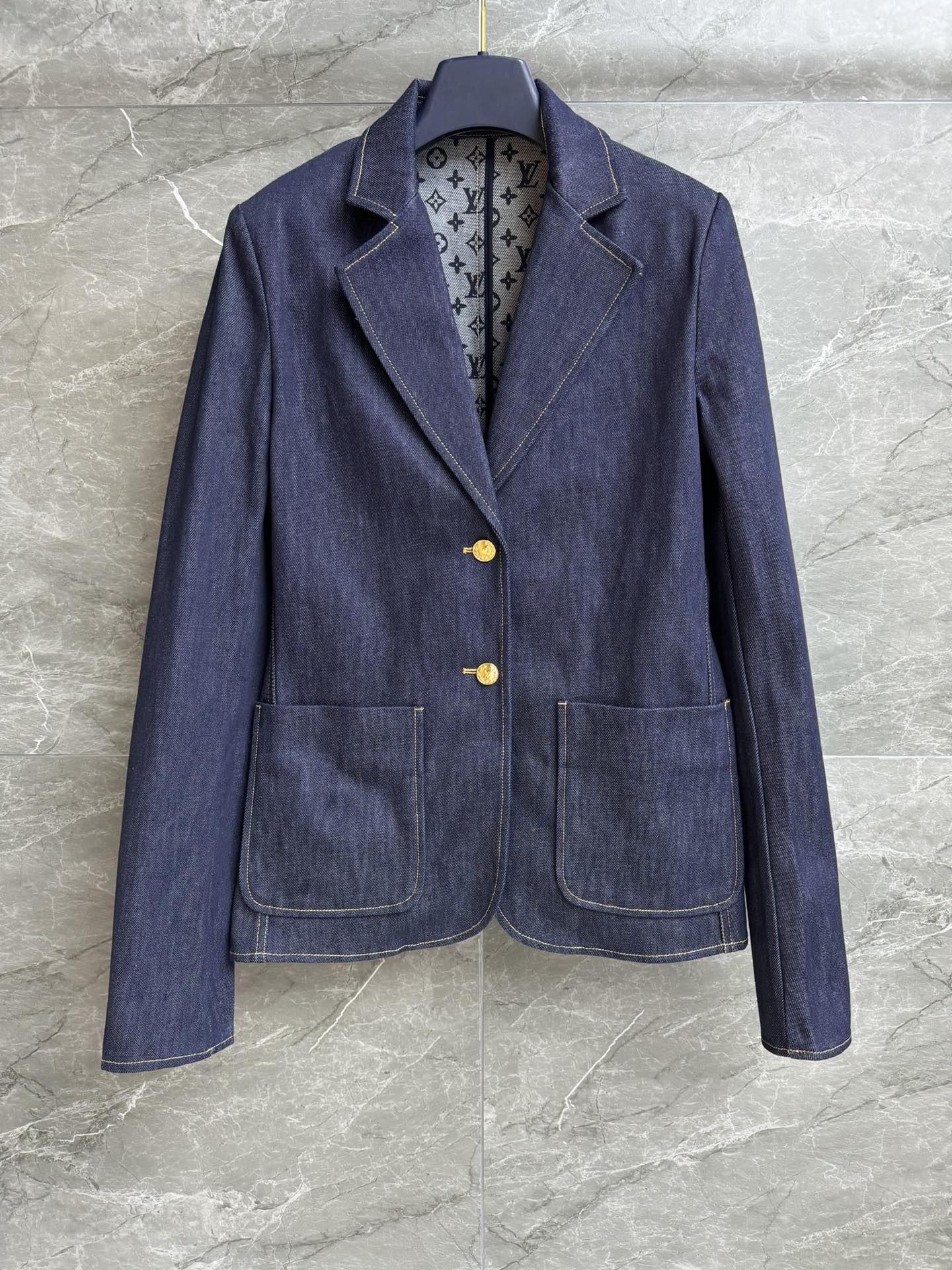 NO:455221,New models for early autumn are shipped. L-home denim suit jacket. 2025 early autumn series. Lapel single-breasted design. Pretty floral print pattern. Very retro and fashionable. Imported denim cotton fabric. Comfortable and stylish. Three-dimensional tailoring. The upper body looks slim and temperament. Customized hardware logo buttons. Full details. Size SMl,,louis vuitton,jackets & coats. Business suit,alexander wang.19860909早秋新款出货啦 L家牛仔西装外套 2025早秋系列 翻领单排扣设计 内里老花印花图案 很有复古时髦范 进口牛仔棉面料 舒适挺括有型 立体剪裁版型 上身显瘦又气质 定制对版五金logo纽扣 细节满分 尺码SMl,,louis vuitton,jackets & coats,business suit,alexander wang,Women's clothing