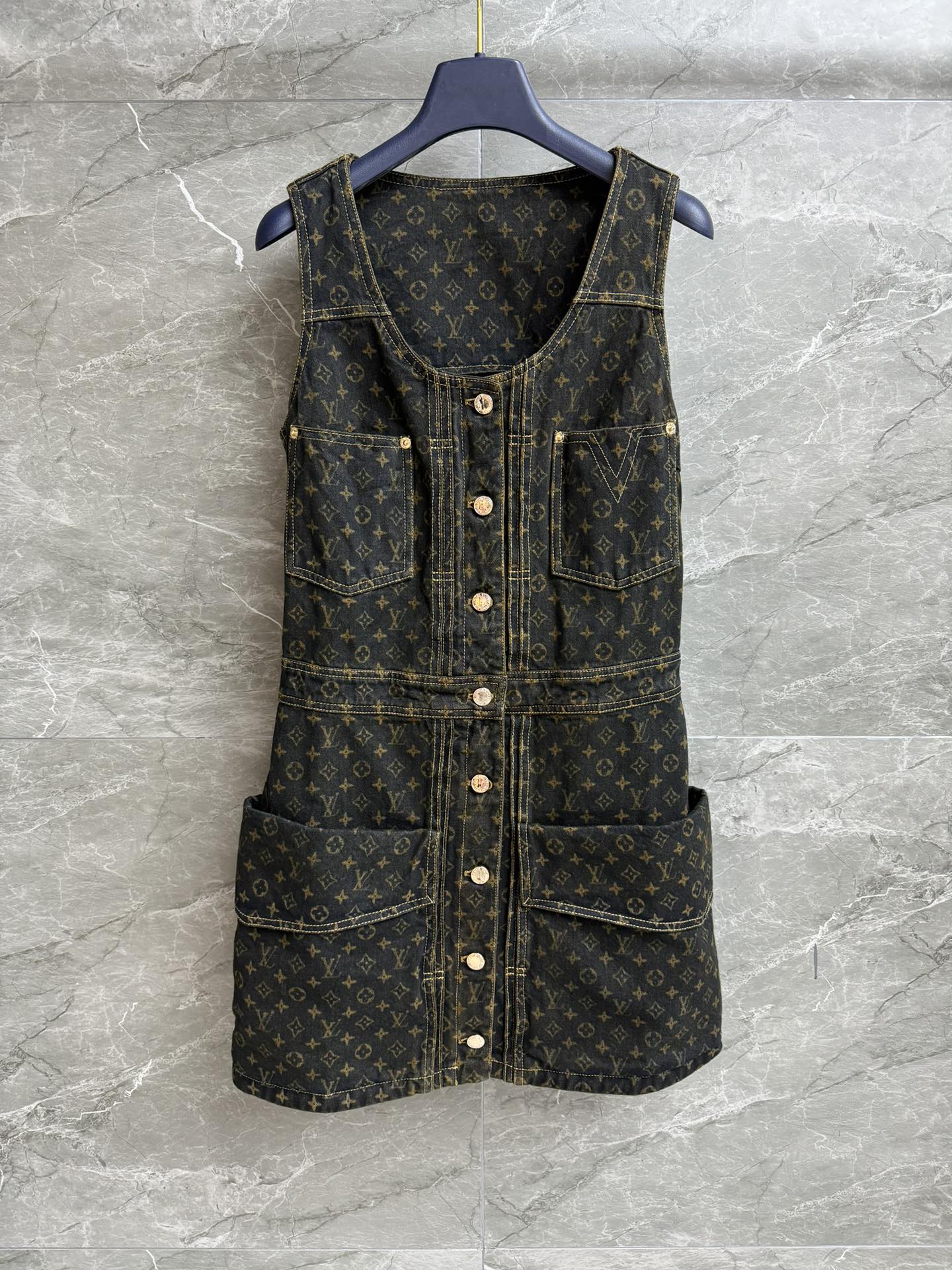 NO:452851,New models for early autumn are available!  L family old-fashioned denim vest skirt 2025 early autumn series Extra large side bag design Fashionable personality Classic old-fashioned printed pattern Color retro high-end Custom denim fabric Comfortable and crisp Slim fit style Slim and elegant upper body Full trademark Size SML,,louis vuitton, skirts,alexander wang19860909早秋新款上新啦！ L家老花牛仔背心裙 2025早秋系列 超大侧袋设计 时髦个性 经典老花印花图案 配色复古高级 定制牛仔面料 舒适挺括 修身版型 上身显瘦又气质 商标齐全 尺码SML,,louis vuitton,skirts,alexander wang,Women's clothing