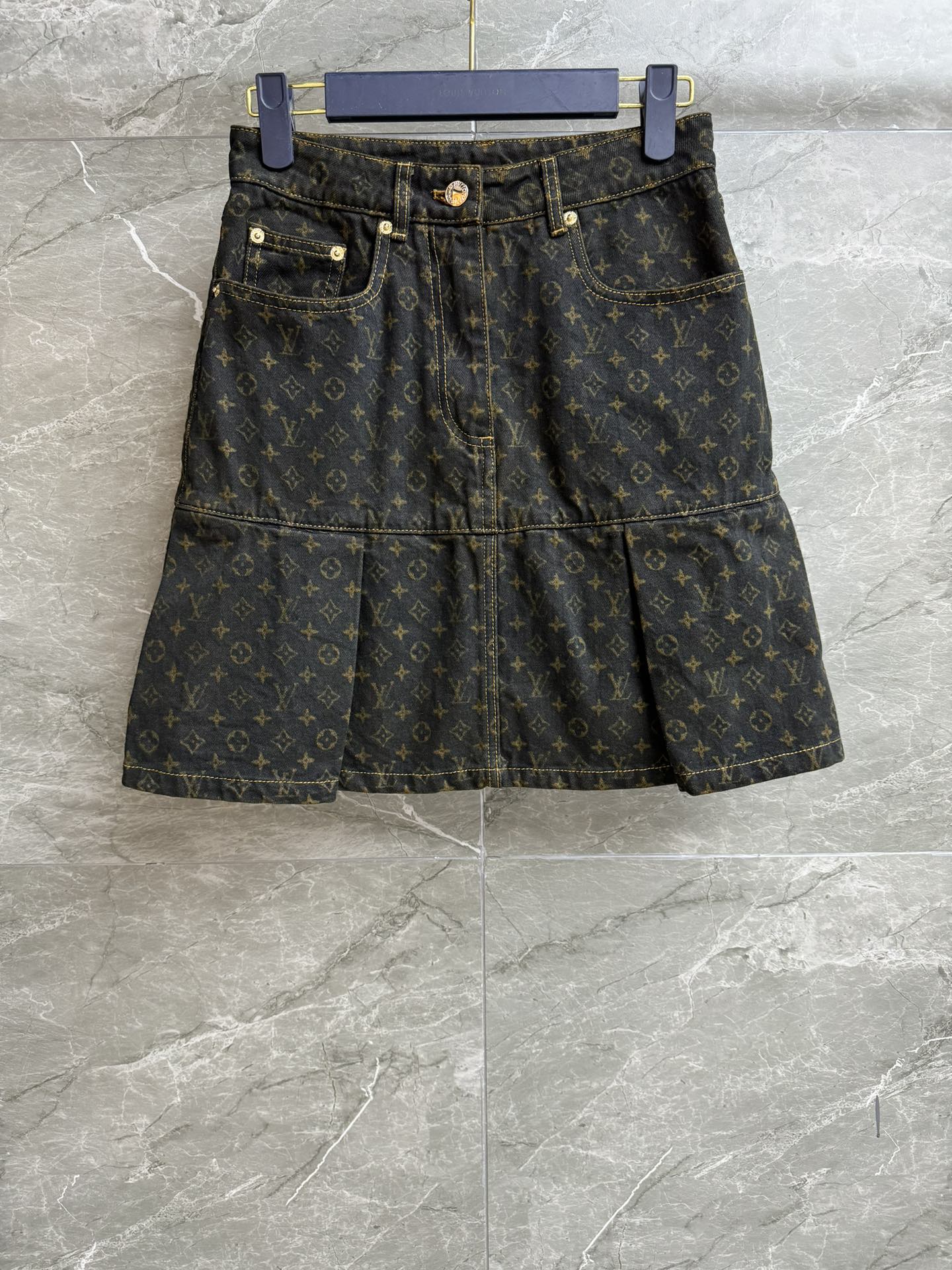 NO:455230,New models for early autumn are available!  L home pleated denim skirt 2025 early autumn series Hem pleated design Fashionable personality Printed classic old-fashioned pattern Retro high-end custom denim fabric Comfortable and crisp Straight cut style Top body looks slim and versatile Full trademark Size SML,,louis vuitton, skirts,alexander wang19860909早秋新款上新啦！ L家褶皱牛仔半裙 2025早秋系列 下摆褶皱设计 时髦个性 满印经典老花图案 配色复古高级 定制牛仔面料 舒适挺括 直筒剪裁版型 上身显瘦又百搭 商标齐全 尺码SML,,louis vuitton,skirts,alexander wang,Women's clothing