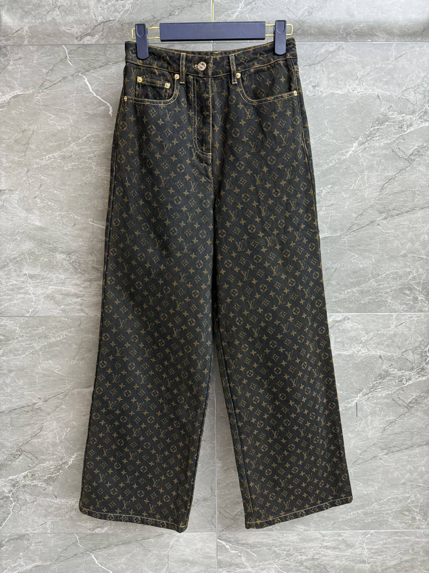 NO:455233,New models for early autumn are available!  L home old-fashioned jeans 2025 early autumn series High waist design elongated proportion Full print classic old-fashioned pattern Brown color retro high-end Custom denim fabric Comfortable and crisp Straight loose fitting The upper body looks slim and versatile Full trademark Size SML,,louis vuitton,jeans,alexander wang19860909早秋新款上新啦！ L家老花牛仔裤 2025早秋系列 高腰设计拉长比例 满印经典老花图案 棕色配色复古高级 定制牛仔面料 舒适挺括 直筒宽松版型 上身显瘦又百搭 商标齐全 尺码SML,,louis vuitton,jeans,alexander wang,Women's clothing