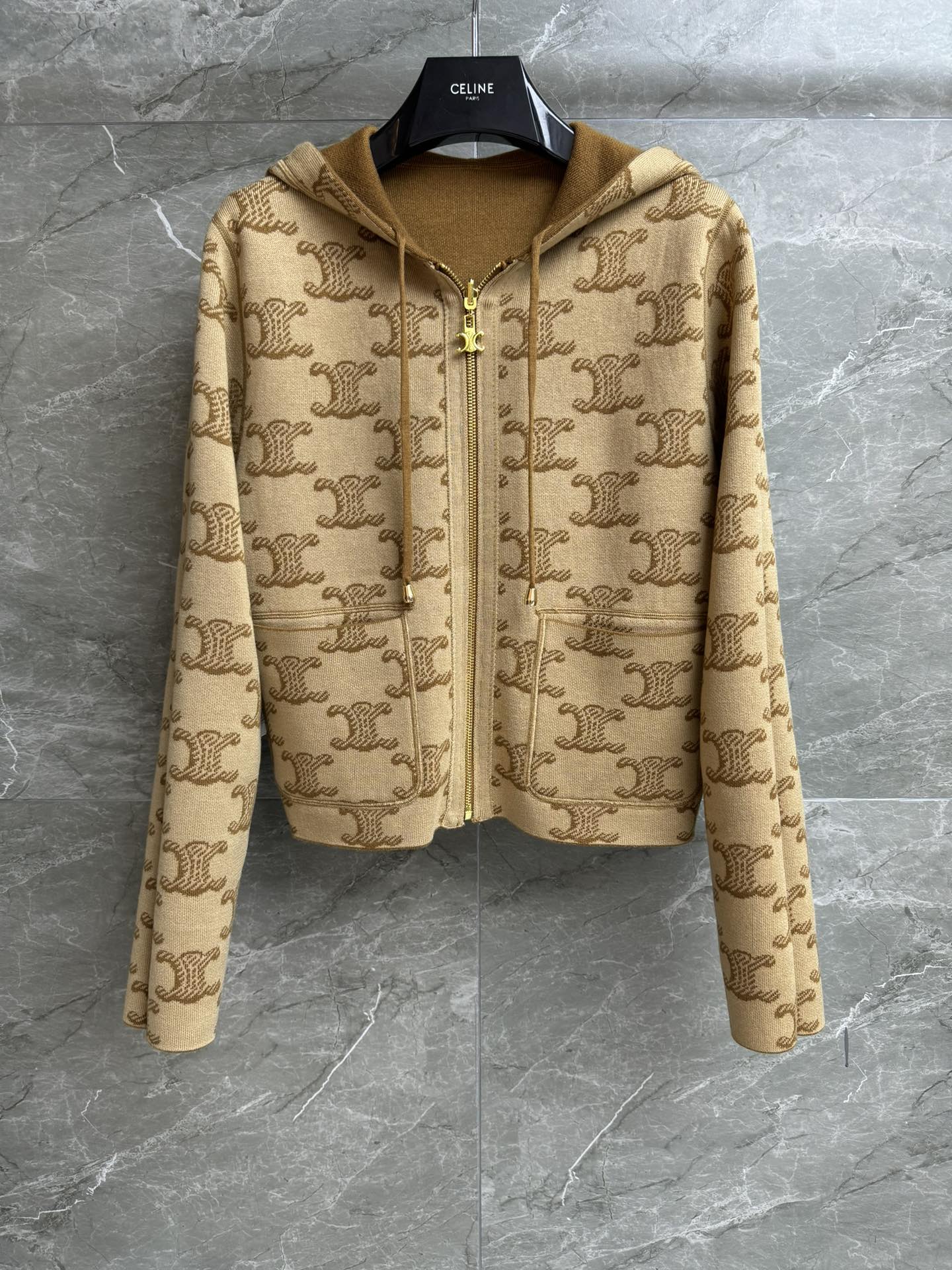 NO:453681,New autumn and winter models are available!  CL double-sided cardigan 2025 autumn and winter series Hooded zipper design One side solid color One side Arc de Triomphe logo pattern High-end color retro fashionable Custom wool blend knitted fabric Thick, soft and comfortable Short style Top body looks slim and temperament Full trademark Size SML, Hats,alexander wang19860909秋冬新款上新啦！ CL双面穿开衫 2025秋冬系列 连帽拉链设计 一面纯色 一面凯旋门logo图案 高级配色复古时髦 定制羊毛混纺针织面料 厚实柔软舒适 短款版型 上身显瘦又气质 商标齐全 尺码SML,,hats,alexander wang,Women's clothing