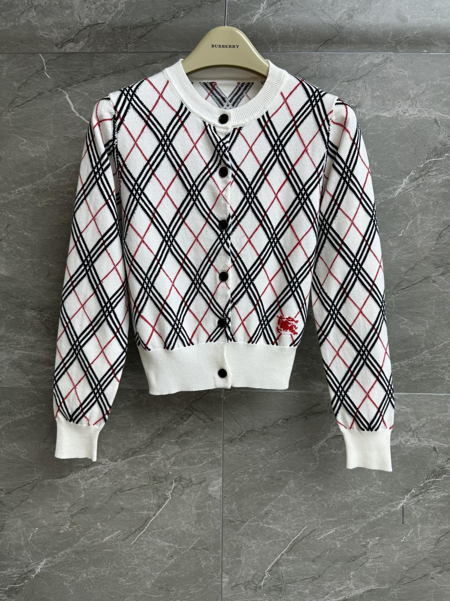 NO:453679,New models for early autumn are available!  B home plaid knitted cardigan 2025 autumn and winter series round neck single-breasted design black and white red plaid color matching retro fashionable and high-end cotton knitted fabric comfortable and breathable Normal style upper body slim and temperament Full trademark size SML, alexander wang19860909早秋新款上新啦！ B家格纹针织开衫 2025秋冬系列 圆领单排扣设计 黑白红格纹配色 复古时髦高级 棉质针织面料 舒适透气 正常版型 上身显瘦又气质 商标齐全 尺码SML,,alexander wang,Women's clothing