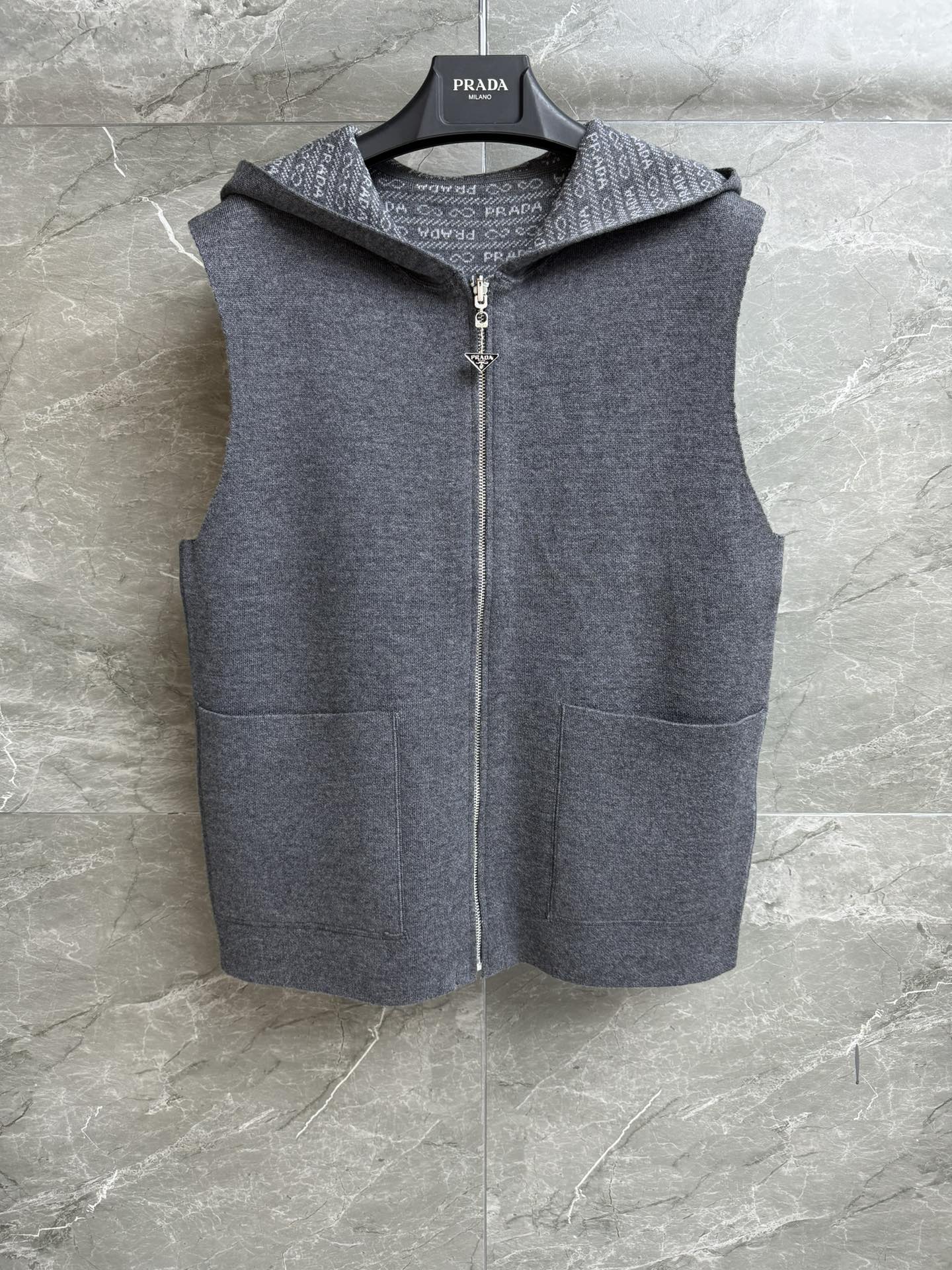 NO:453686,New autumn and winter models are available!  P home gray hooded vest autumn and winter series hooded zipper design inner logo jacquard pattern high-end gray color combination retro fashionable wool blend knitted fabric thick soft and comfortable loose fit with belt waist slimming upper body and temperament Size SML, hats, alexander wang19860909秋冬新款上新啦！ P家灰色连帽马甲 秋冬系列 连帽拉链设计 内里logo提花图案 高级灰配色复古时髦 羊毛混纺针织面料 厚实柔软舒适 宽松版型 配有腰带收腰 上身显瘦又气质 尺码SML,,hats,alexander wang,Women's clothing