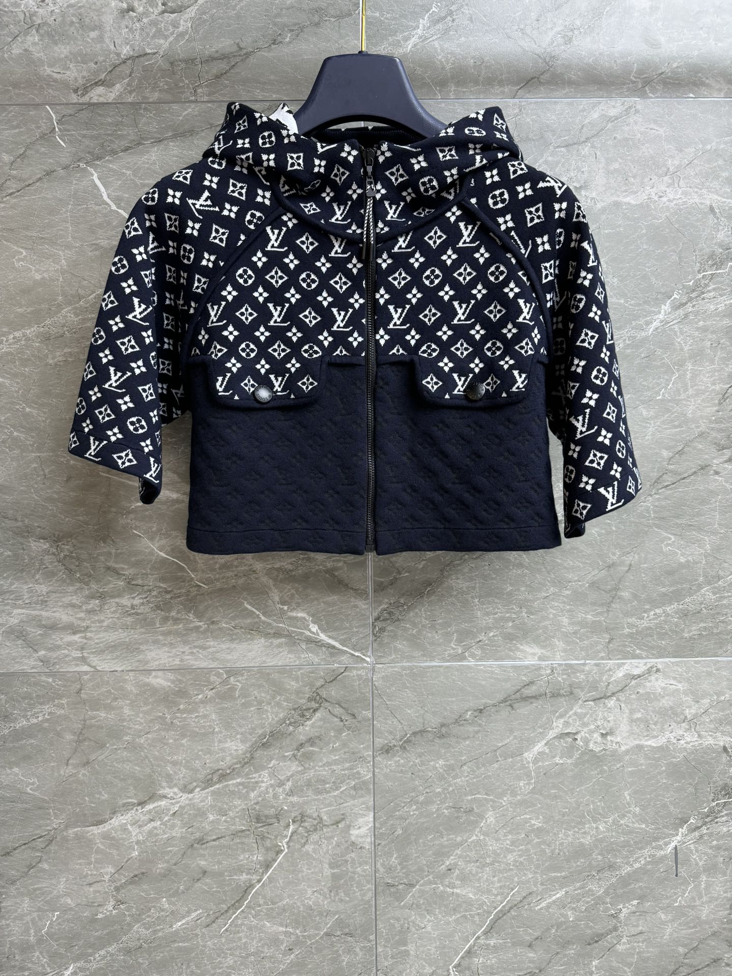 NO:455211,New early autumn models are shipped. L family presbyopia short cardigan 2025 early autumn series. Hooded zipper design. Dark blue and white presbyopia jacquard pattern. Two-color splicing. Add layering. Fashionable and high-end custom knitted fabric. Comfortable and skin-friendly. Short style. Slim and fashionable. Full trademark. Size SML,,louis vuitton,hats,alexander wang.19860909早秋新款出货啦 L家老花短款开衫 2025早秋系列 连帽拉链设计 深蓝白老花提花图案 双色拼接 增添层次感 时髦高级 定制针织面料 舒适亲肤 短款版型 上身显瘦又时髦 商标齐全 尺码SML,,louis vuitton,hats,alexander wang,Women's clothing