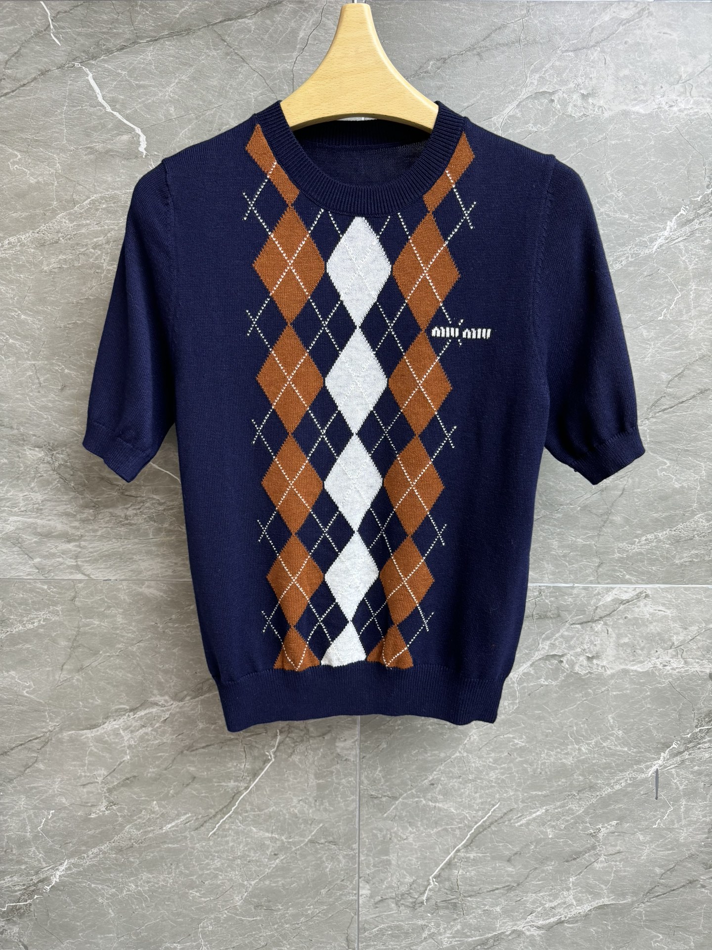 NO:453701,New models for early autumn are available. Miu diamond knitted short sleeves. 2025 early autumn series. Round neck ribbed design. Diamond letter inlay pattern. Retro and fashionable color matching. Wool knitted fabric. Soft and skin-friendly. Slim fit. Upper body looks slim and temperament. Layerable. Full trademark. Size SML,,miumiu, T-shirt,alexander wang.19860909早秋新款上新啦 Miu菱格针织短袖 2025早秋系列 圆领罗纹设计 菱格字母嵌花图案 配色复古时髦 羊毛针织面料 软糯亲肤 修身版型 上身显瘦又气质 可叠穿搭配 商标齐全 尺码SML,,miumiu,T-shirt,alexander wang,Women's clothing