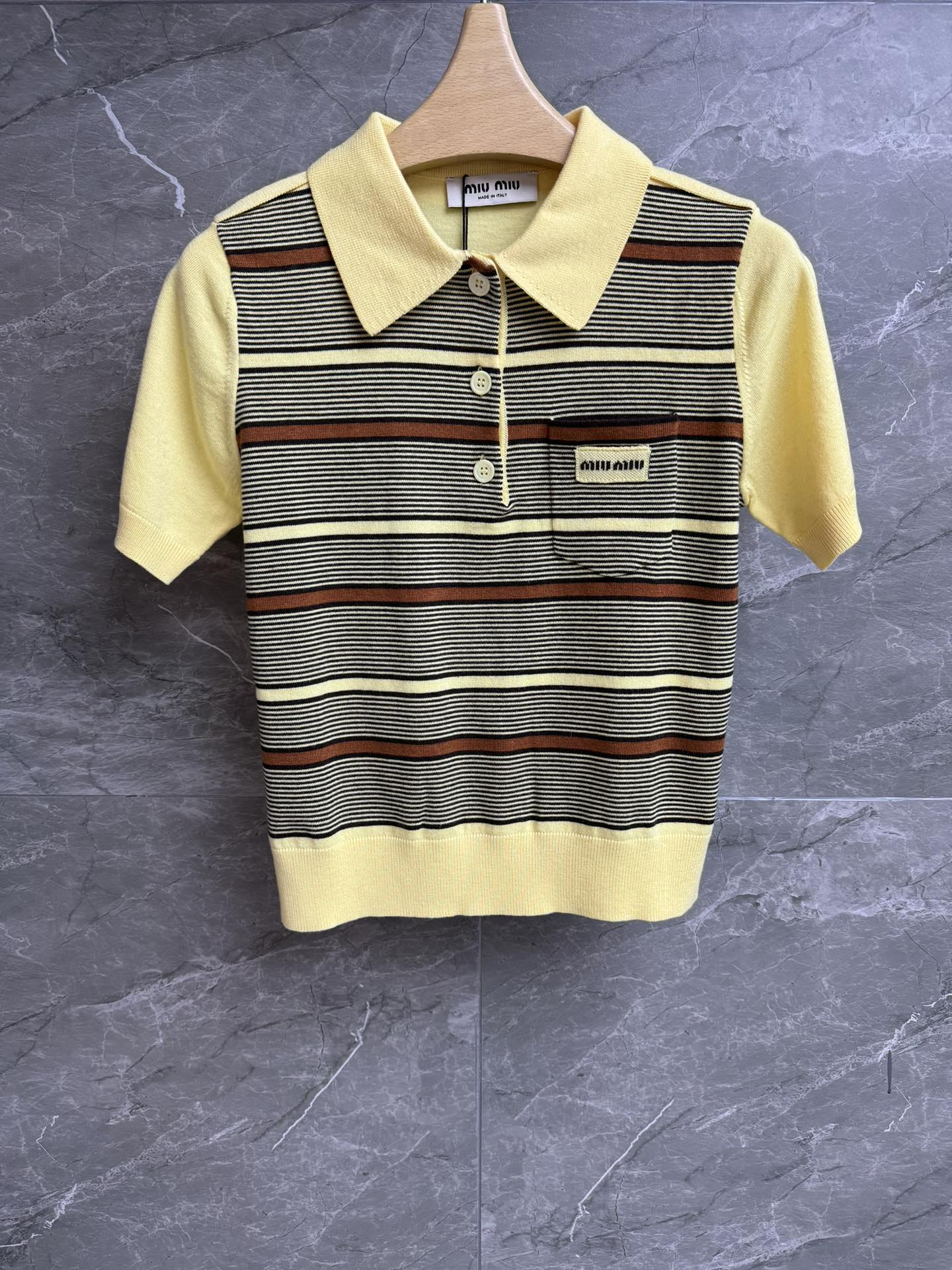 NO:453706,New early autumn styles are shipped Miu yellow striped polo shirt 2025 early autumn series Classic polo collar design Letter logo embellishment pocket Yellow striped color combination Fashionable age-reducing wool knitted fabric Soft and comfortable Normal style Slim and temperament on the upper body Full trademark Size SML, Miumiu, alexander wang19860909早秋新款出货啦 Miu黄色条纹polo衫 2025早秋系列 经典polo领设计 字母logo徽标点缀口袋 黄色条纹拼色 时髦减龄 羊毛针织面料 柔软舒适 正常版型 上身显瘦又气质 商标齐全 尺码SML,,miumiu,alexander wang,Women's clothing