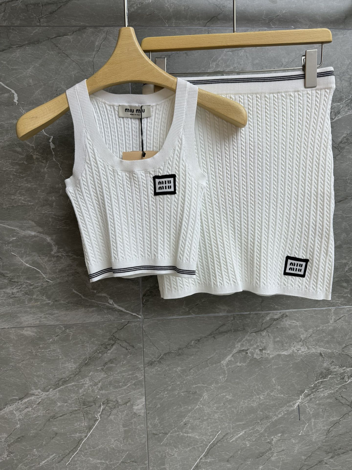 NO:453716,New models for early autumn are available. Miu knitted suit. 2025 early autumn series. Short vests with high waist skirt. Letter logo embellishment. Simple but distinctive. Lightweight knitted fabric. Comfortable and breathable. Elastic slim fit. The upper body looks slim and temperament. Full trademark size SML,,miumiu, skirts, alexander wang.19860909早秋新款上新啦 miu针织套装 2025早秋系列 短款背心搭配高腰半裙 字母徽标装饰点缀 简约而不失特色 轻薄的针织面料 舒适透气 弹力修身版型 上身显瘦又气质 商标齐全 尺码SML,,miumiu,skirts,alexander wang,Women's clothing