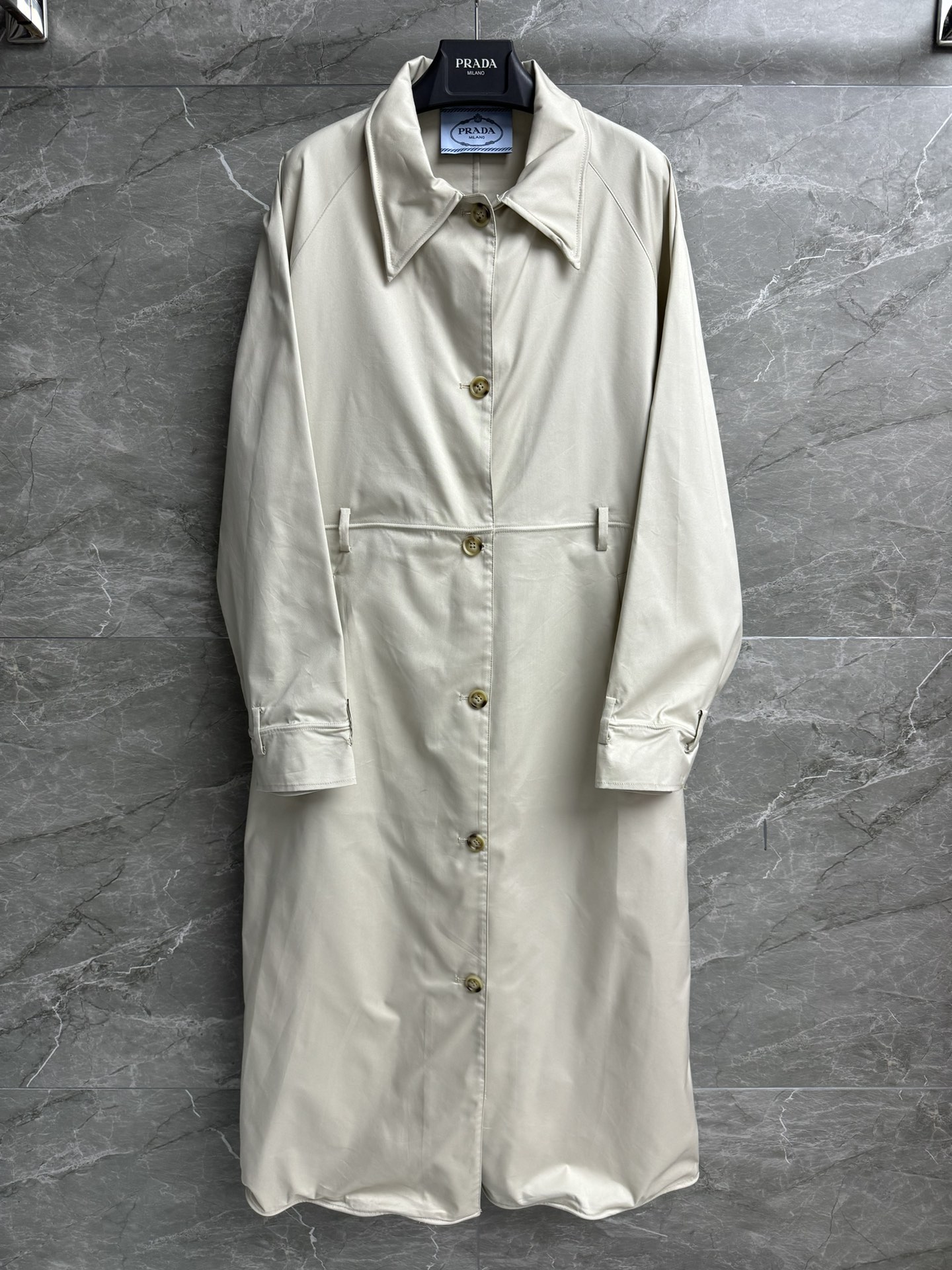 NO:454550,New summer style is available. P parental windbreaker jacket. Spring and summer 2025 series. Temperament lapel neckline. Aluminum wire shaping design. Can be shaped at will. Simple and yet design sense. Custom windbreaker fabric. Comfortable and breathable. Straight-tube loose style. Slim and temperament. Full trademark. Size SMLxL,, jackets & coats,alexander wang.19860909夏季新款上新啦 P家长款风衣外套 2025春夏系列 气质翻领领口 铝丝塑形设计 可任意造型 简约又不失设计感 定制风衣面料 舒适透气 直筒宽松版型 上身显瘦又气质 商标齐全 尺码SMLxL,,jackets & coats,alexander wang,Women's clothing