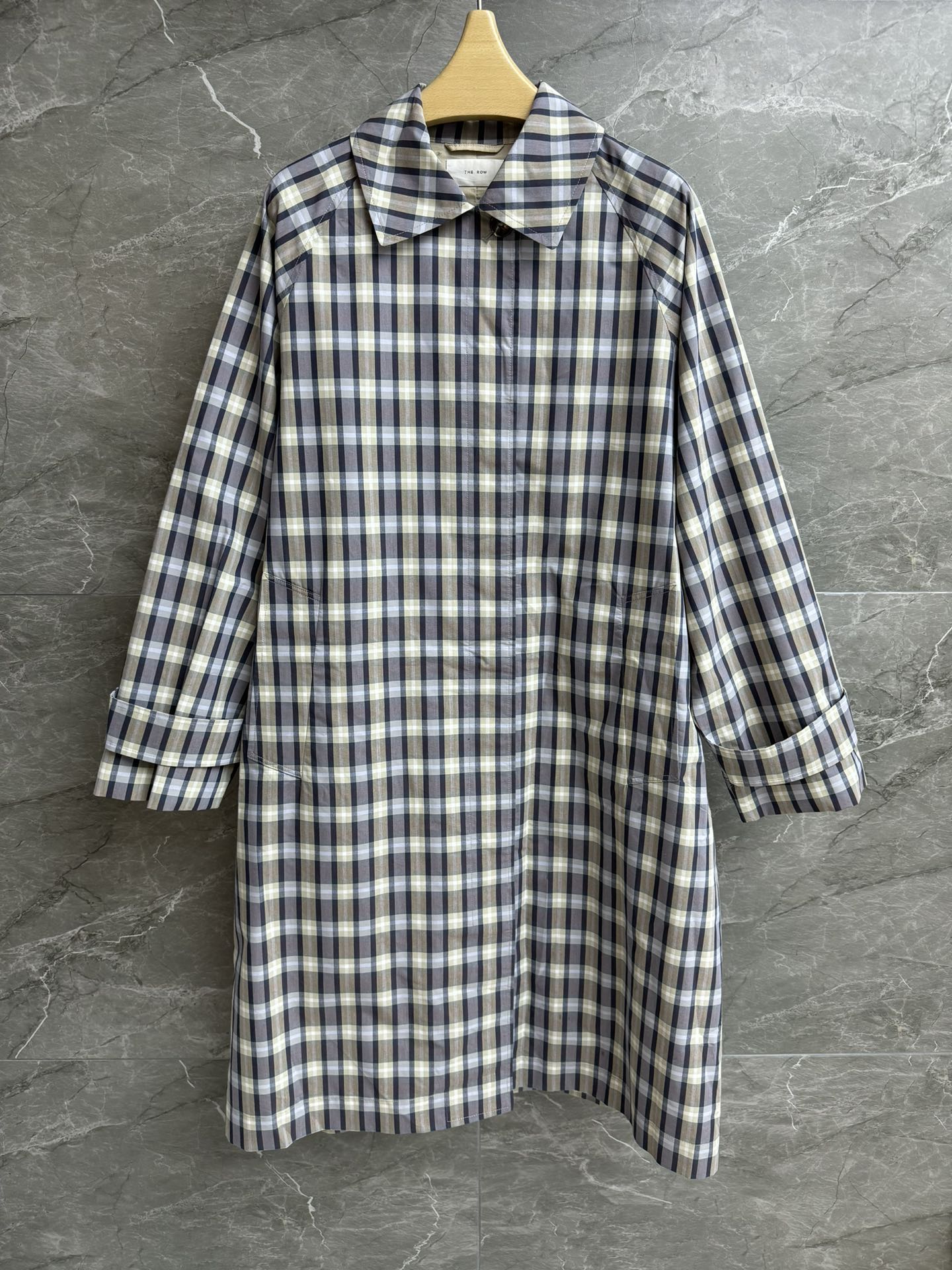 NO:454555,The Row checked windbreaker 2025 early autumn series Lapel shoulder-fall design Three-color checked color scheme Retro fashionable and high-end Custom silk and cotton blend fabric Loose style Lazy and relaxed upper body Full trademark Size 1234,,alexander wang19860909早秋新款上新啦 The Row格纹风衣 2025早秋系列 翻领落肩设计 三色格纹配色 复古时髦高级 定制丝棉混纺面料 宽松版型 上身慵懒松弛 商标齐全 尺码1234,,alexander wang,Women's clothing