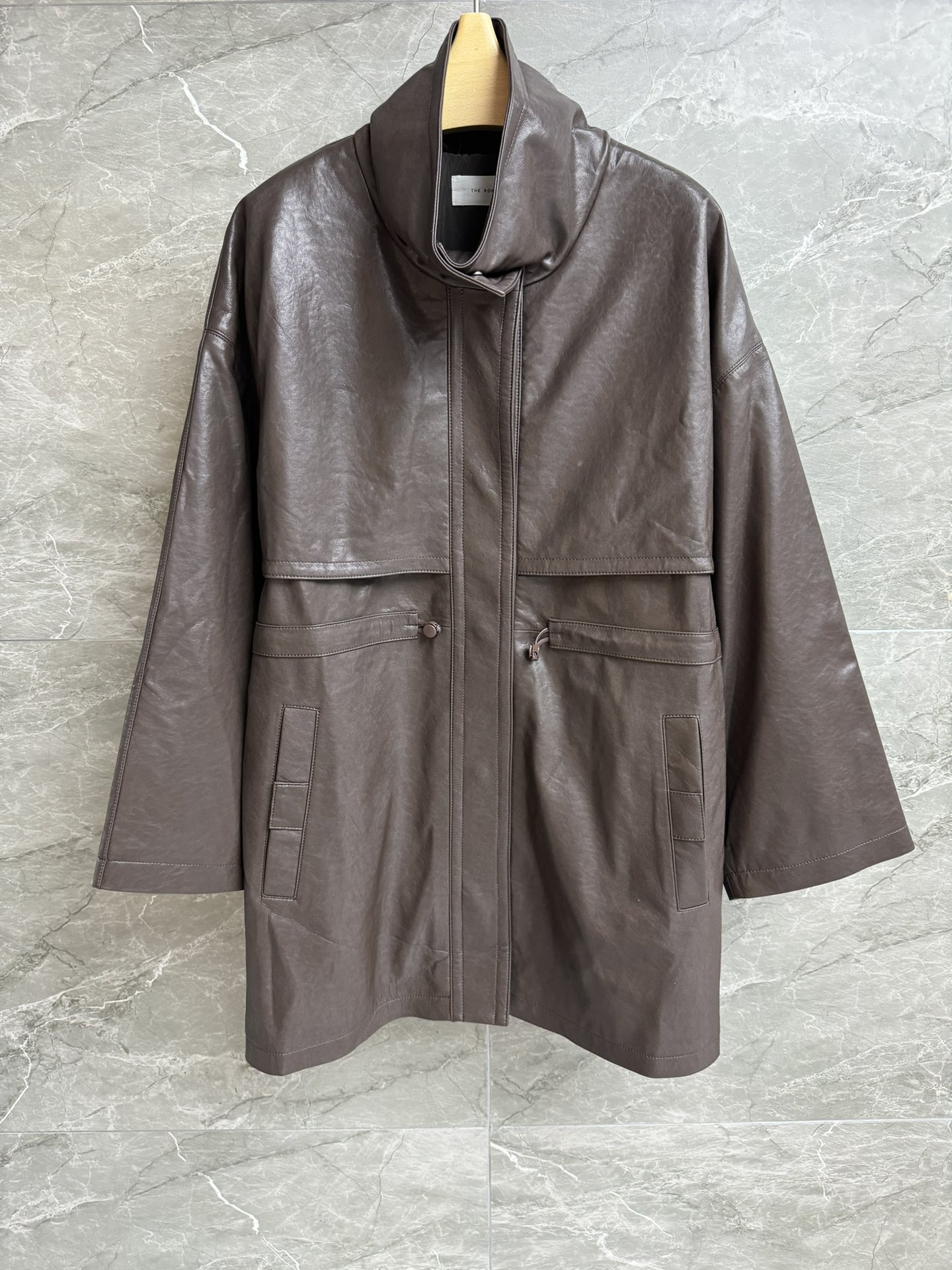 NO:454560,New models for early autumn are available!  The row lambskin jacket 2025 early autumn series funnel collar drawstring waist design handsome fashionable and high-end retro modern imported lambskin fabric soft and delicate super texture loose silhouette style upper body slim and temperament full trademark size 1234,,jackets & coats,sheepskin,alexander wang19860909早秋新款上新啦！ The row小羊皮外套 2025早秋系列 漏斗领抽绳收腰设计 帅气时髦高级 复古摩登 进口小羊皮面料 柔软细腻 超有质感 宽松廓形版型 上身显瘦又气质 商标齐全 尺码1234,,jackets & coats,sheepskin,alexander wang,Women's clothing