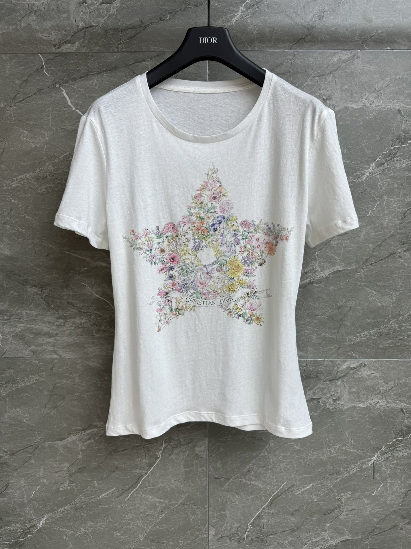 NO:455208,New models for early autumn are available. D Home Lucky Star Flower T-shirt 2025 Early autumn series Round neckline design Lucky Star Flower print pattern Gentle and fashionable age-reducing Customized cotton and linen fabric Light and comfortable Normal style Slim and temperament on the upper body Full trademark Size SMl,,dior,tees, t-shirt,alexander wang19860909早秋新款上新啦 D家幸运星花卉T恤 2025早秋系列 圆领领口设计 幸运星花卉印花图案 温柔时髦减龄 定制棉麻面料 轻薄舒适 正常版型 上身显瘦又气质 商标齐全 尺码SMl,,dior,tees，t-shirt,alexander wang,Women's clothing