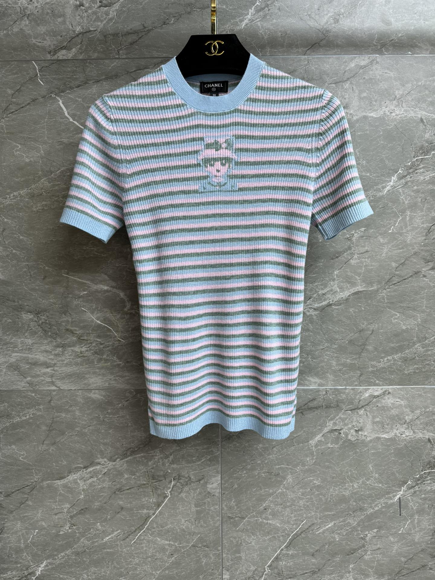 NO:455223,New models for early autumn are shipped. Xiangjia cartoon striped short sleeves. 2025 autumn and winter preview series. Round neck ribbed neckline. Cartoon coco lady jacquard pattern. Colorful striped color scheme. Sweet and age-reducing fashionable. Custom knitted fabric. Soft and comfortable. Elastic slim fit. Upper body looks slim and temperament. Full trademark. Size SML, chanel, T-shirt, alexander wang.19860909早秋新款出货啦 香家卡通条纹短袖 2025秋冬预告系列 圆领罗纹领口 卡通coco小姐提花图案 彩色条纹配色 甜美减龄时髦 定制针织面料 柔软舒适 弹力修身版型 上身显瘦又气质 商标齐全 尺码SML,,chanel,T-shirt,alexander wang,Women's clothing