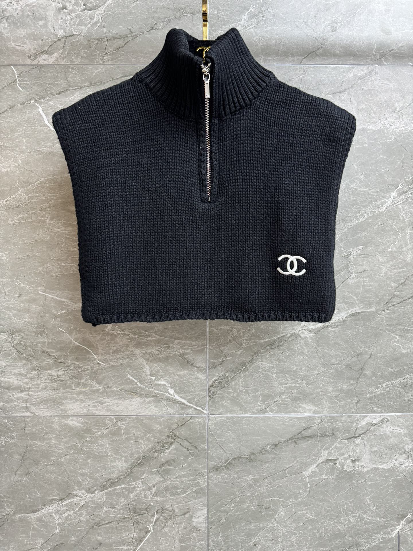 NO:455228,New models for early autumn are shipped. Xiangjia zipper knitted collar. 2025 autumn and winter preview series. Semi-zipper design. Double C letter embroidery pattern embellishment. Casual and high-end. Wool knitted fabric. Thick and warm. Short style. Layer fashionable personality. Full trademark. Size sml, chanel, alexander wang.19860909早秋新款出货啦 香家拉链针织衣领 2025秋冬预告系列 半拉链设计 双C字母刺绣图案点缀 休闲高级 羊毛针织面料 厚实保暖 短款版型 叠穿时髦个性 商标齐全 尺码sml,,chanel,alexander wang,Women's clothing