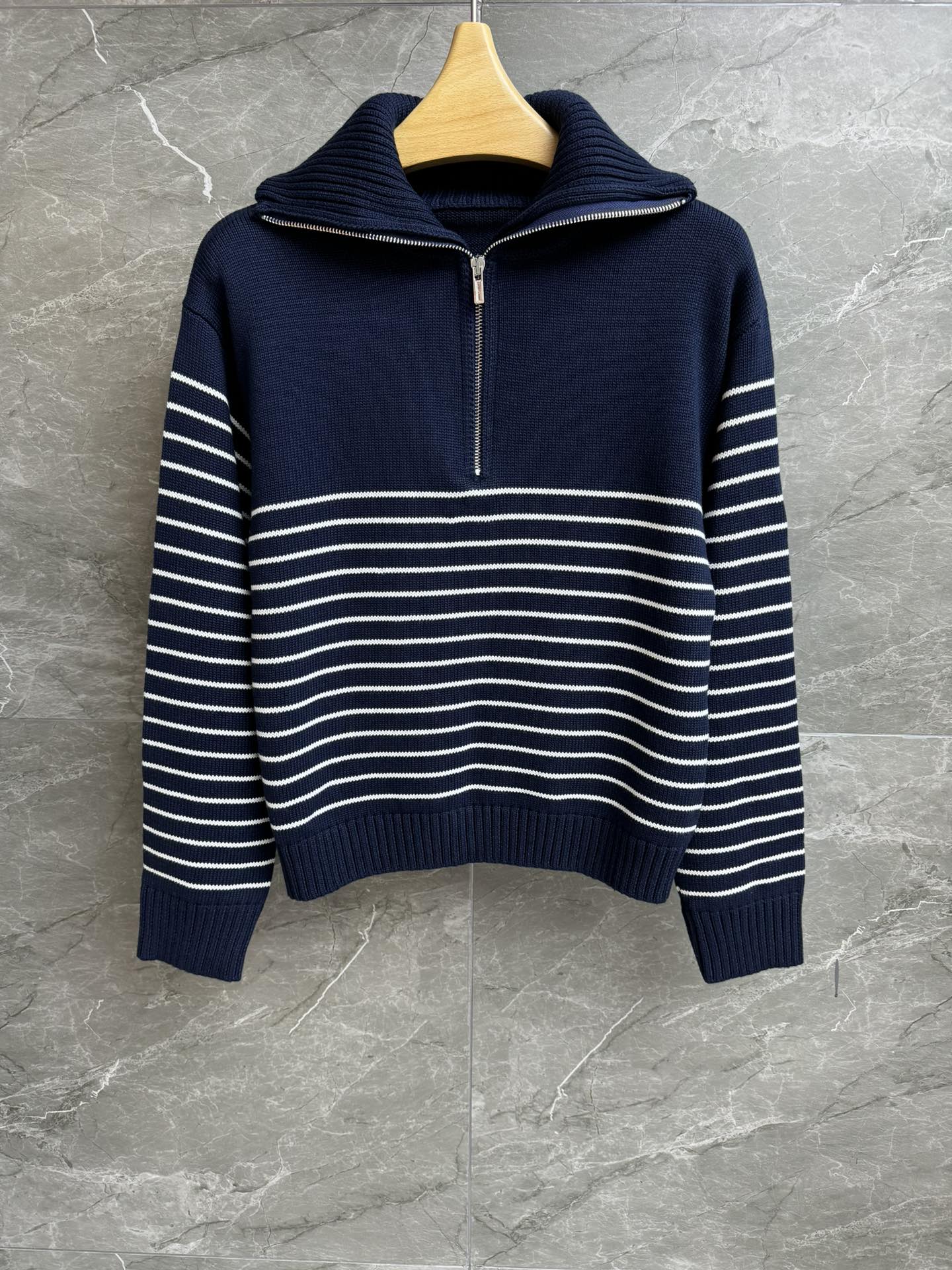 NO:455232,New early autumn style is available. Miu half-zipper striped sweater. 2025 autumn and winter series. High neck half-zipper design. Blue and white striped color combination. Casual and high-end wool knitted fabric. Thickness and comfortable. Short style. Fashionable and versatile upper body. Full trademark. Size SML,,miumiu,sweaters,alexander wang.19860909早秋新款上新啦 Miu半拉链条纹毛衣 2025秋冬系列 高领半拉链设计 蓝白条纹拼色 休闲高级 羊毛针织面料 厚度保暖舒适 短款版型 上身时髦百搭 商标齐全 尺码SML,,miumiu,sweaters,alexander wang,Women's clothing