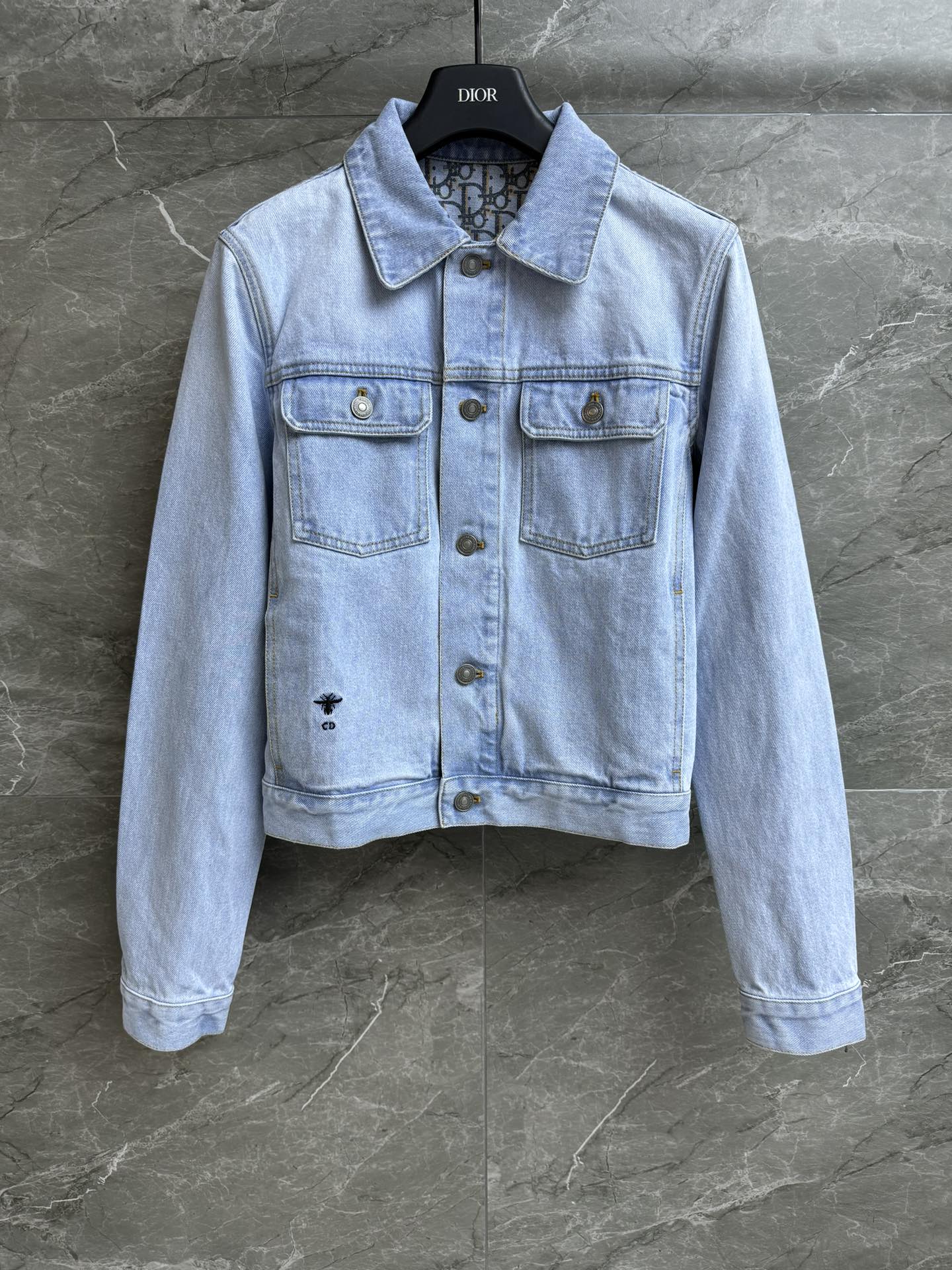 NO:455872,The higher version is shipped!  D home light blue denim jacket 2025 early autumn series Lapel single-breasted design CD bee embroidery embellishment old-fashioned print pattern light blue color matching fashionable and fashionable Stone-washed denim fabric Soft and comfortable Clever and stylish Slim fit style Slim and elegant upper body Full trademark Size SML, Dior, Jackets & coats, Alexander wang19860909高版本出货啦！ D家浅蓝牛仔外套 2025早秋系列 翻领单排扣设计 CD蜜蜂刺绣点缀 内里老花印花图案 浅蓝配色时髦洋气 采用石洗牛仔面料 柔软舒适 挺括有型 修身版型 上身显瘦又气质 商标齐全 尺码SML,,dior,jackets & coats,alexander wang,Women's clothing