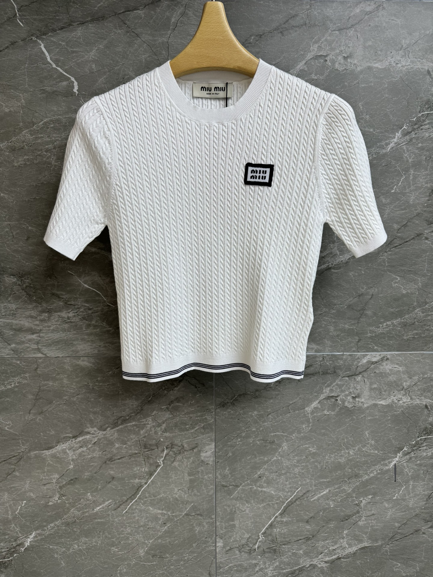 NO:455846,New models for early autumn are available. Miu Twist knitted short sleeves. 2025 early autumn series. Round neck ribbed neckline. Alphabet logo embellishment. Twist knitted craftsmanship. Casual and fashionable age-reducing. Cotton knitted fabric. Comfortable and skin-friendly. Elastic slim fit. The upper body looks slim and versatile. Full trademark. Size SML,,miumiu, T-shirt,alexander wang.19860909早秋新款上新啦 Miu麻花针织短袖 2025早秋系列 圆领罗纹领口 字母logo徽标点缀 麻花编织工艺 休闲时髦减龄 棉质针织面料 舒适亲肤 弹力修身版型 上身显瘦又百搭 商标齐全 尺码SML,,miumiu,T-shirt,alexander wang,Women's clothing