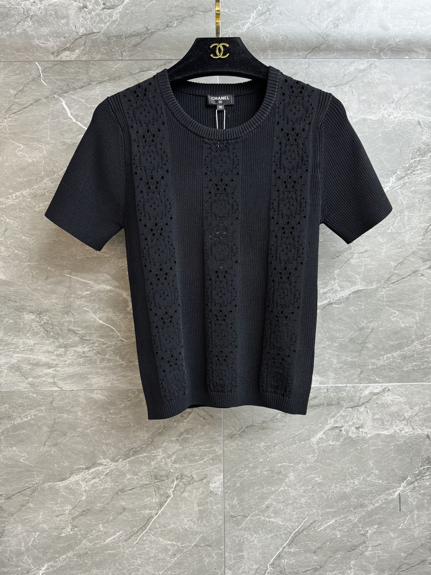 NO:455849,New models in early autumn are available. Xiangjia hollow knitted short sleeves. 2025 autumn and winter preview series. Round neckline design. Exquisite and unique hollow pattern. Exquisite and fashionable high-end. Custom knitted fabric. Comfortable and skin-friendly. Elastic slim fit. The upper body looks slim and temperament. Full trademark. Size SML, chanel, T-shirt, alexander wang.19860909早秋新款上新啦 香家镂空针织短袖 2025秋冬预告系列 圆领领口设计 精美别致的镂空图案 精致时髦高级 定制针织面料 舒适亲肤 弹力修身版型 上身显瘦又气质 商标齐全 尺码SML,,chanel,T-shirt,alexander wang,Women's clothing