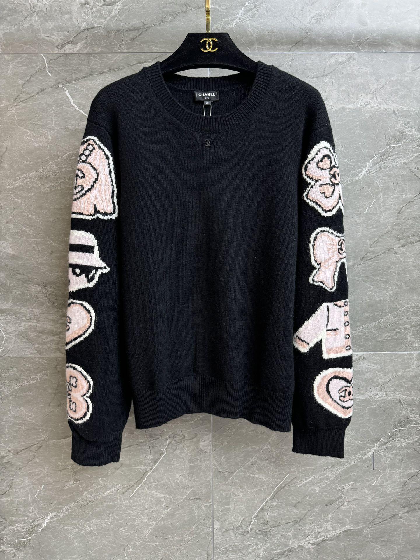 NO:455859,New early autumn style is available. Xiangjia cartoon knitted sweater 2025 autumn and winter series. Round necklace design. Cute cartoon pattern embellished sleeves. Playful and cute. Cashmere knitted fabric. Thick and comfortable. Loose style. Slim and temperament on the upper body. Complete trademarks. Equipped with cloth bags. Size SML, chanel, sweaters, alexander wang.19860909早秋新款上新啦 香家卡通针织毛衣 2025秋冬系列 圆领领口设计 可爱卡通图案点缀袖子 俏皮可爱减龄 羊绒针织面料 厚实舒适 宽松版型 上身显瘦又气质 商标齐全 配有布袋 尺码SML,,chanel,sweaters,alexander wang,Women's clothing