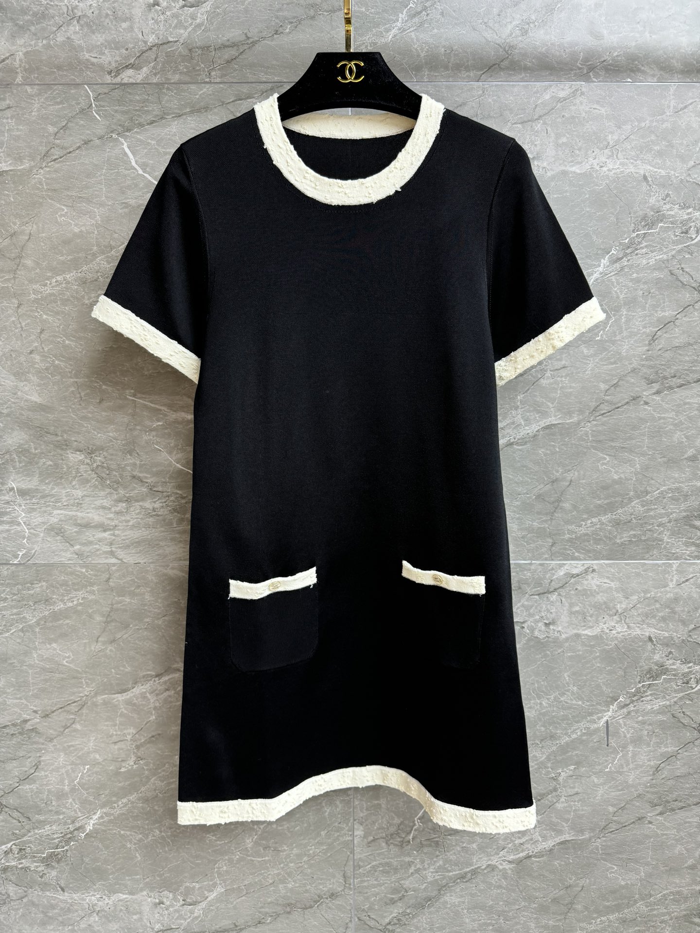 NO:457234,New models for early autumn are shipped. Xiangjia black and white color-blocking dress. 2025 handicraft workshop series. Round neckline design. Exquisite double C button decoration. Black and white color-blocking. Simple and high-end ice silk cool knitted fabric. Comfortable and skin-friendly. Slim fit style. Slim and temperament. Full trademark. Size SMl,,chanel, skirts, alexander wang.19860909早秋新款出货啦 香家黑白拼色连衣裙 2025手工坊系列 圆领领口设计 精致双C纽扣装饰 黑白拼色简约高级 冰丝凉感针织面料 舒适亲肤 修身版型 上身显瘦又气质 商标齐全 尺码SMl,,chanel,skirts,alexander wang,Women's clothing