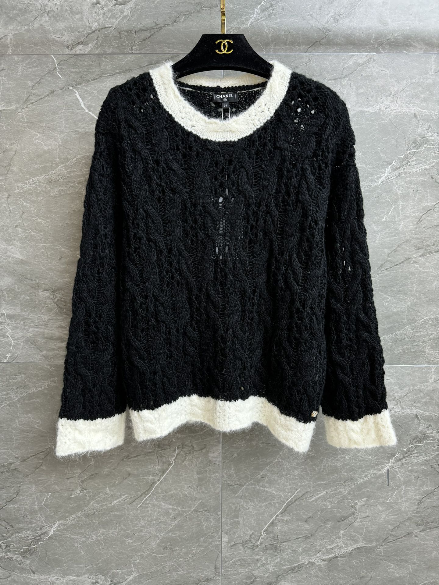 NO:457240,New models are shipped in early autumn!  Xiangjia color-blocking hollow sweater 2025 autumn and winter trailer series Black and white color-blocking design Hollow hook texture Very beautiful Delicate and lazy Wool blend fabric Soft and comfortable Loose style Top body looks slim and temperament Full trademark Size SML, Chanel, Sweaters, Alexander wang19860909早秋新款出货啦！ 香家拼色镂空毛衣 2025秋冬预告系列 黑白拼色设计 镂空钩花纹理 很有美感 精致慵懒 羊毛混纺面料 软糯舒适 宽松版型 上身显瘦又气质 商标齐全 尺码SML,,chanel,sweaters,alexander wang,Women's clothing